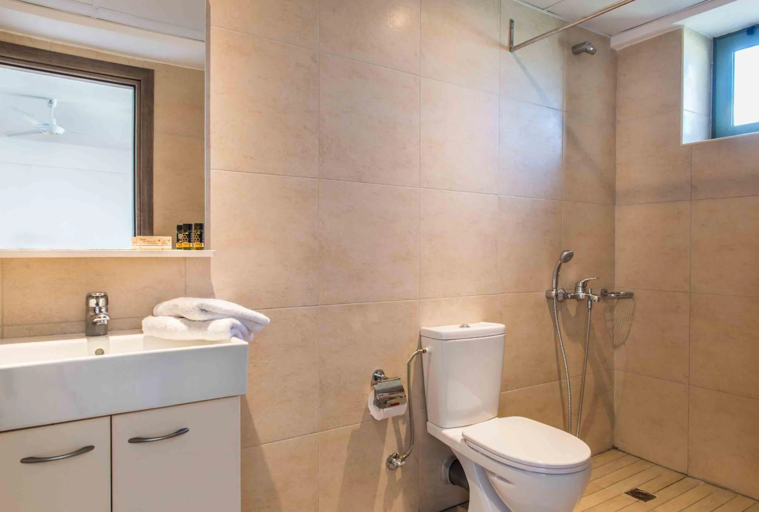 Shower in Gerona Mare Apartments