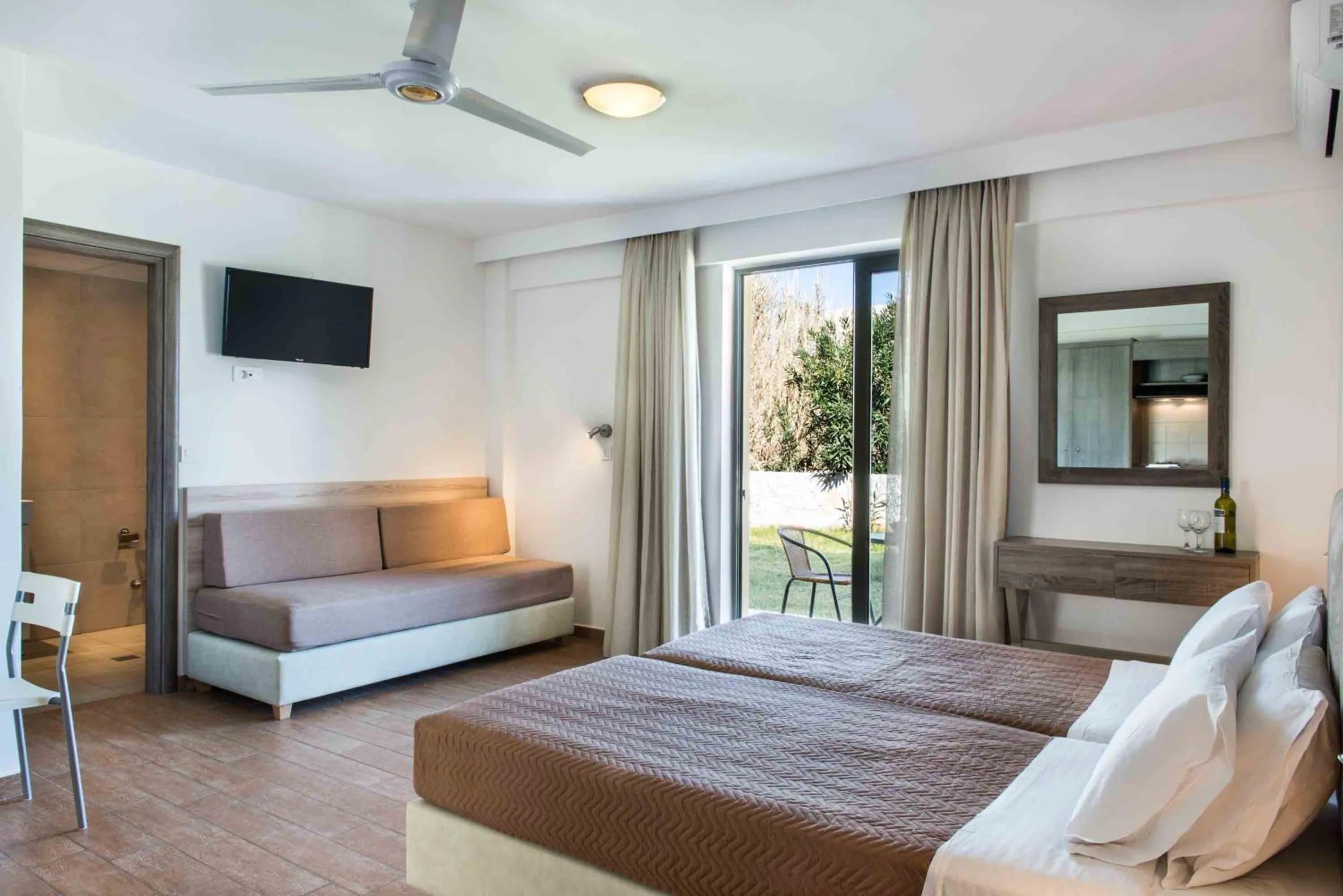 Photo of the whole room, Bed in Gerona Mare Apartments