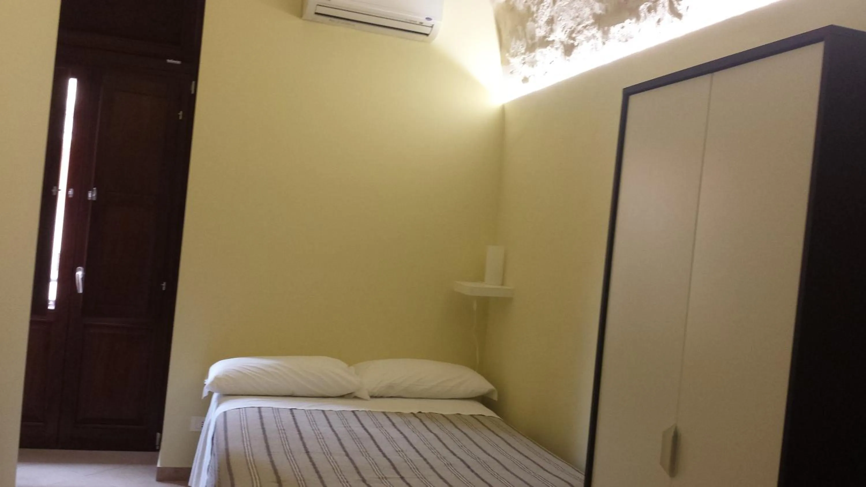 Bedroom, Bed in Beda Ragusa