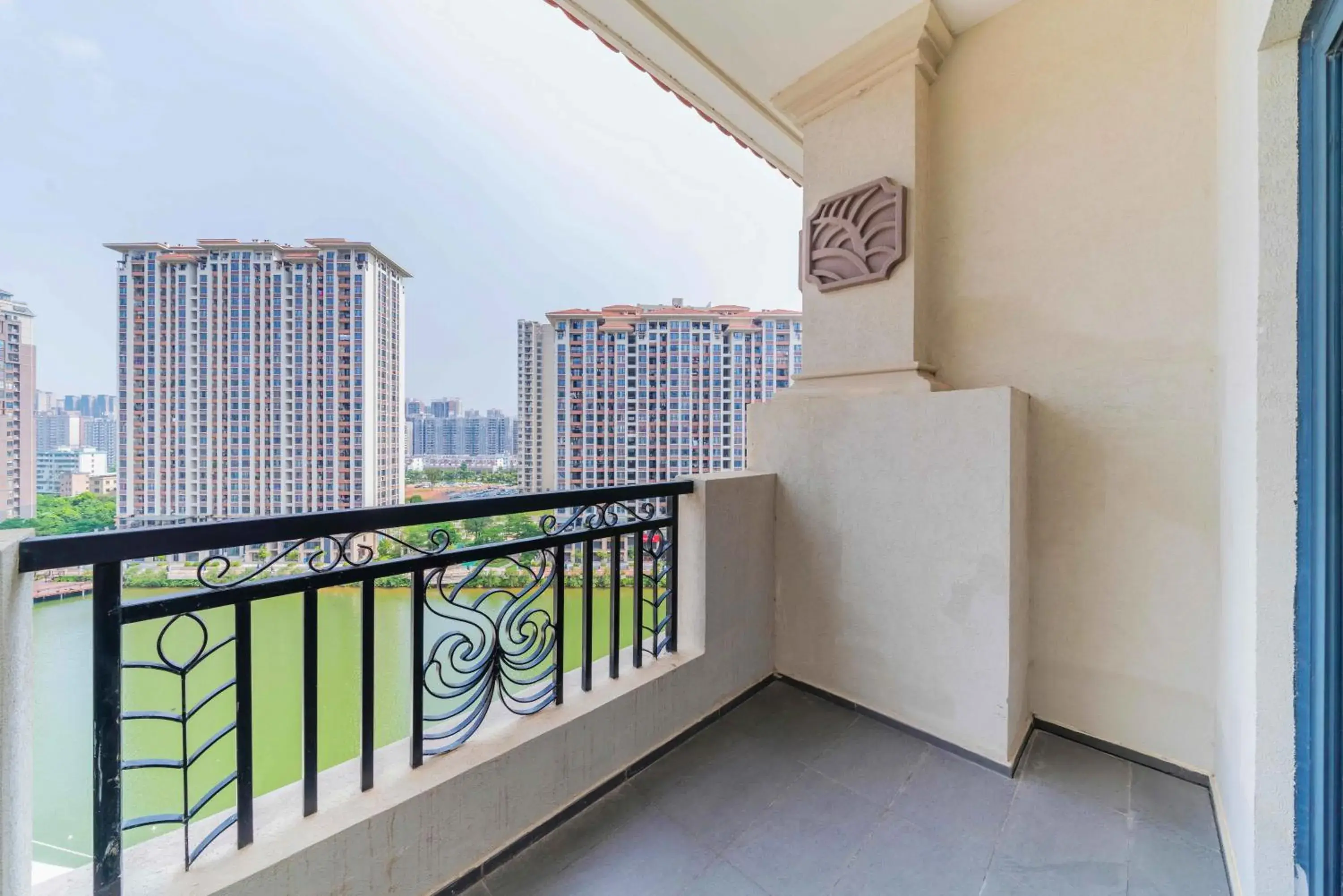 Superior Twin Room with Lake View in Ramada By Wyndham Huizhou South Superior Twin Room with Lake View in Ramada By Wyndham Huizhou South