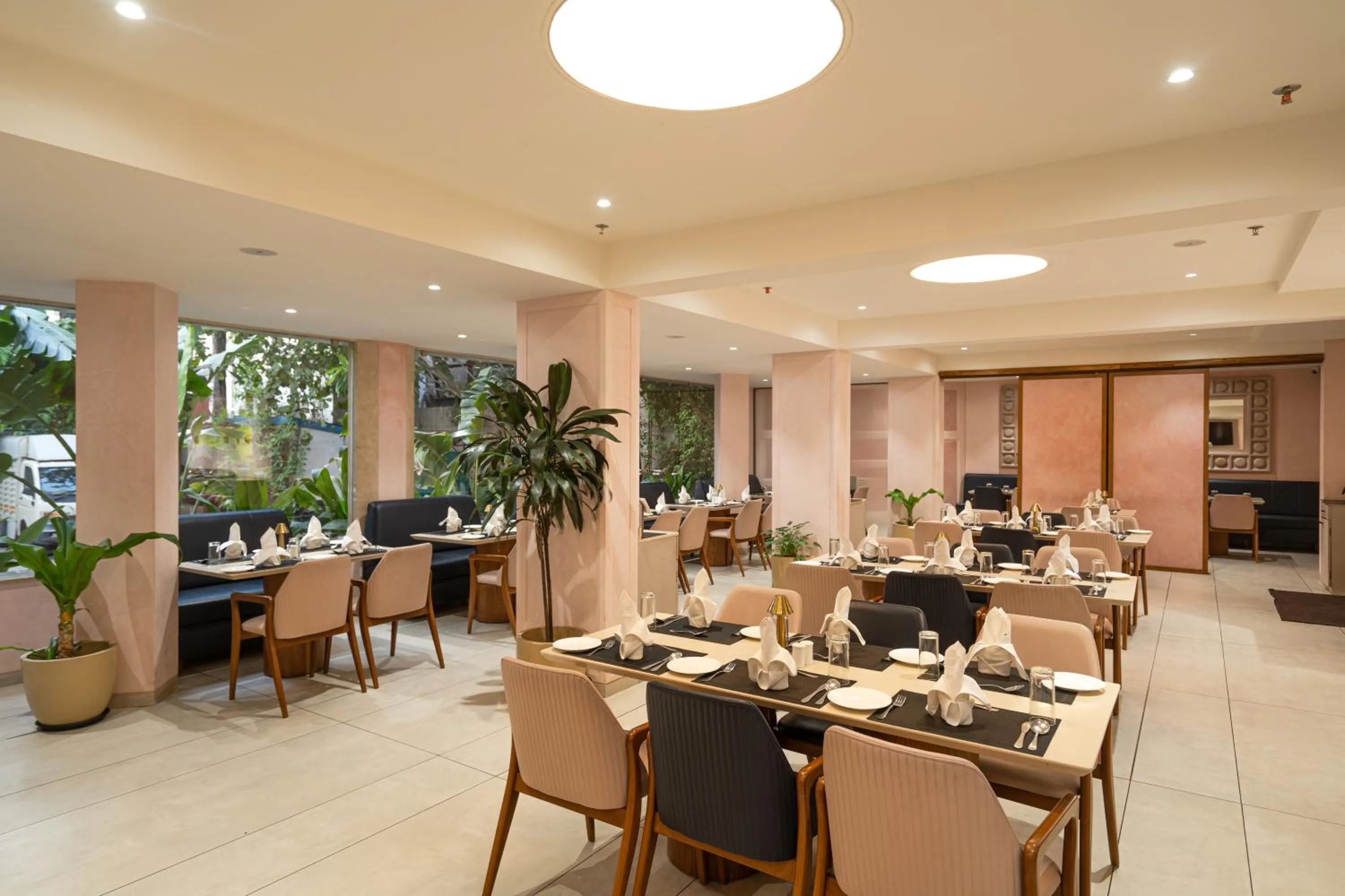 Restaurant/places to eat in Hotel Mayura