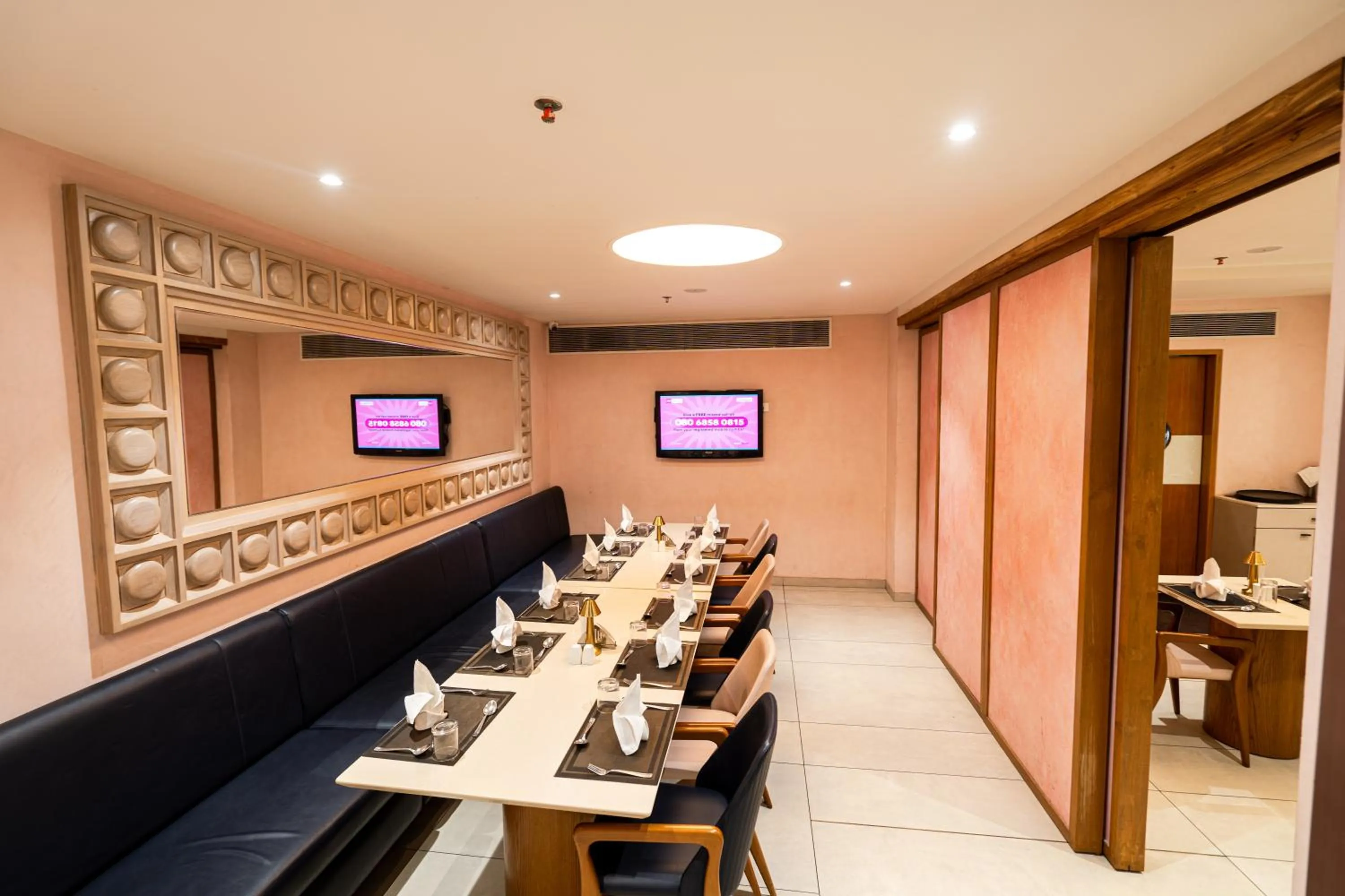 Restaurant/places to eat in Hotel Mayura