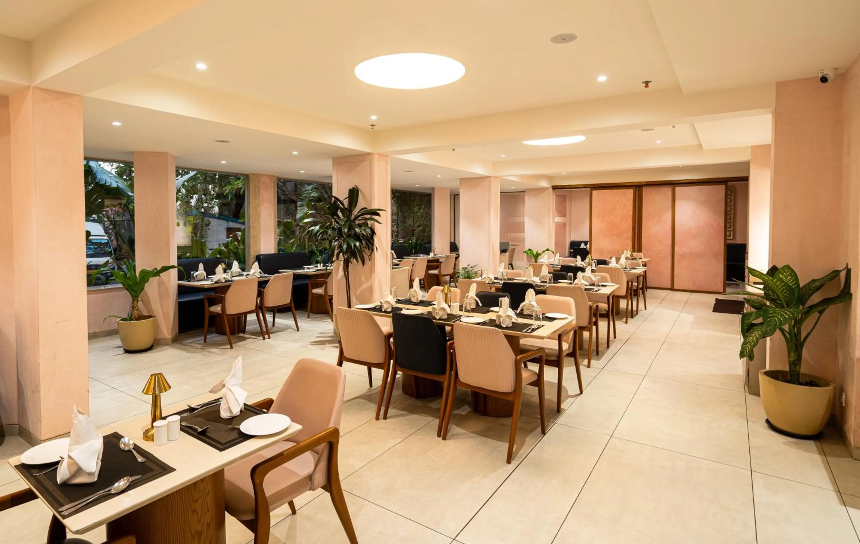 Restaurant/places to eat in Hotel Mayura