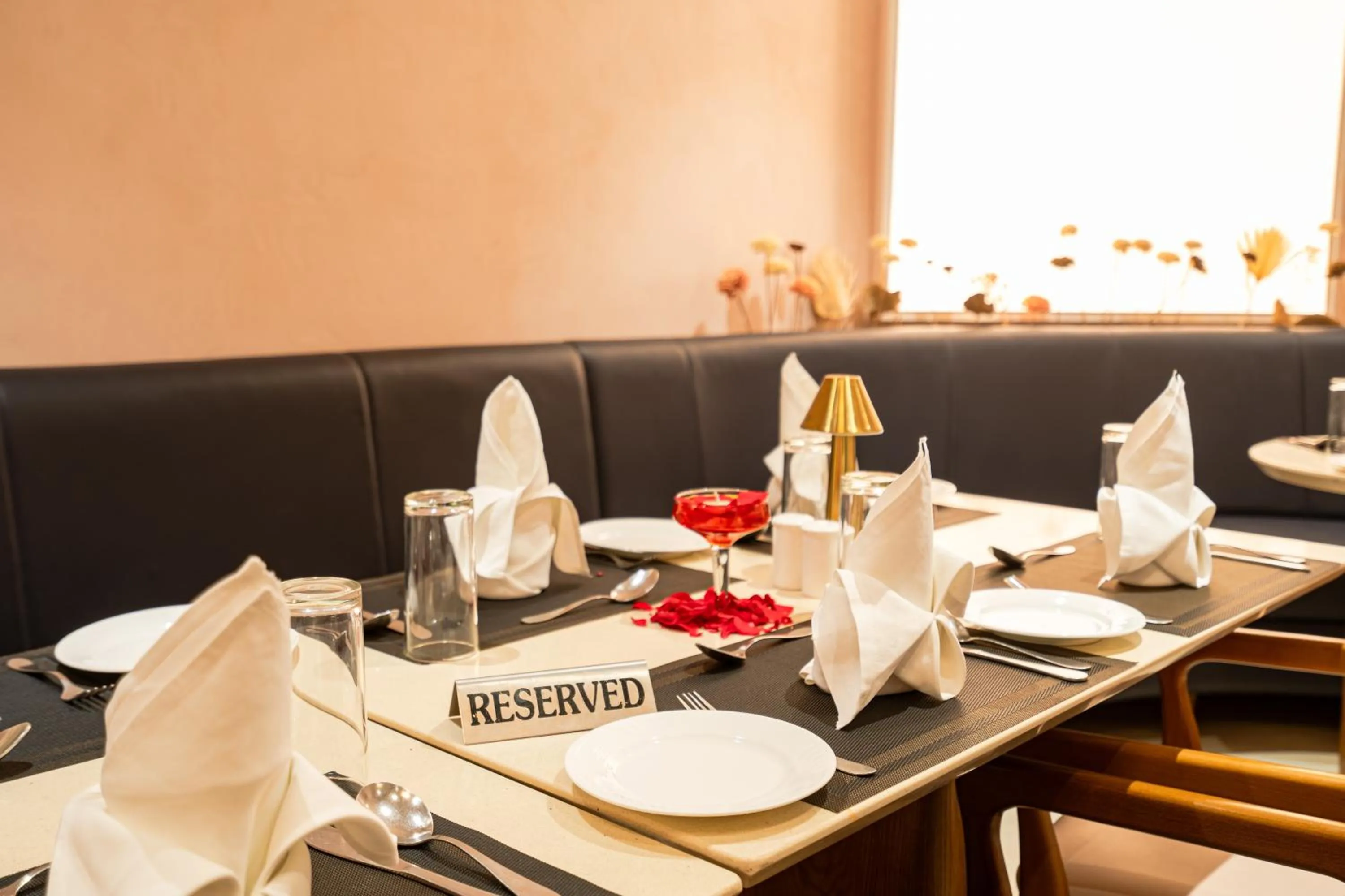 Restaurant/places to eat in Hotel Mayura