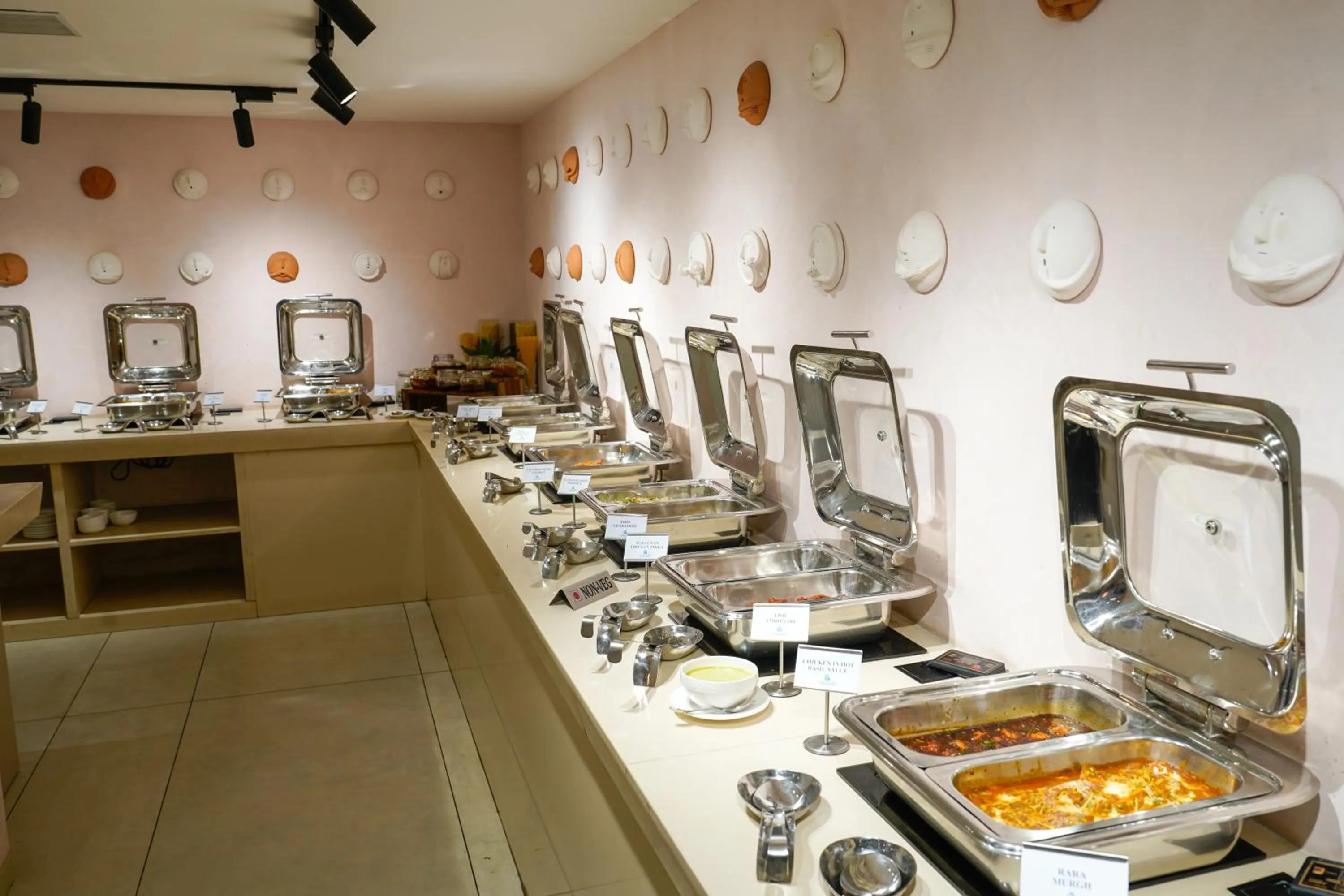 Restaurant/places to eat in Hotel Mayura