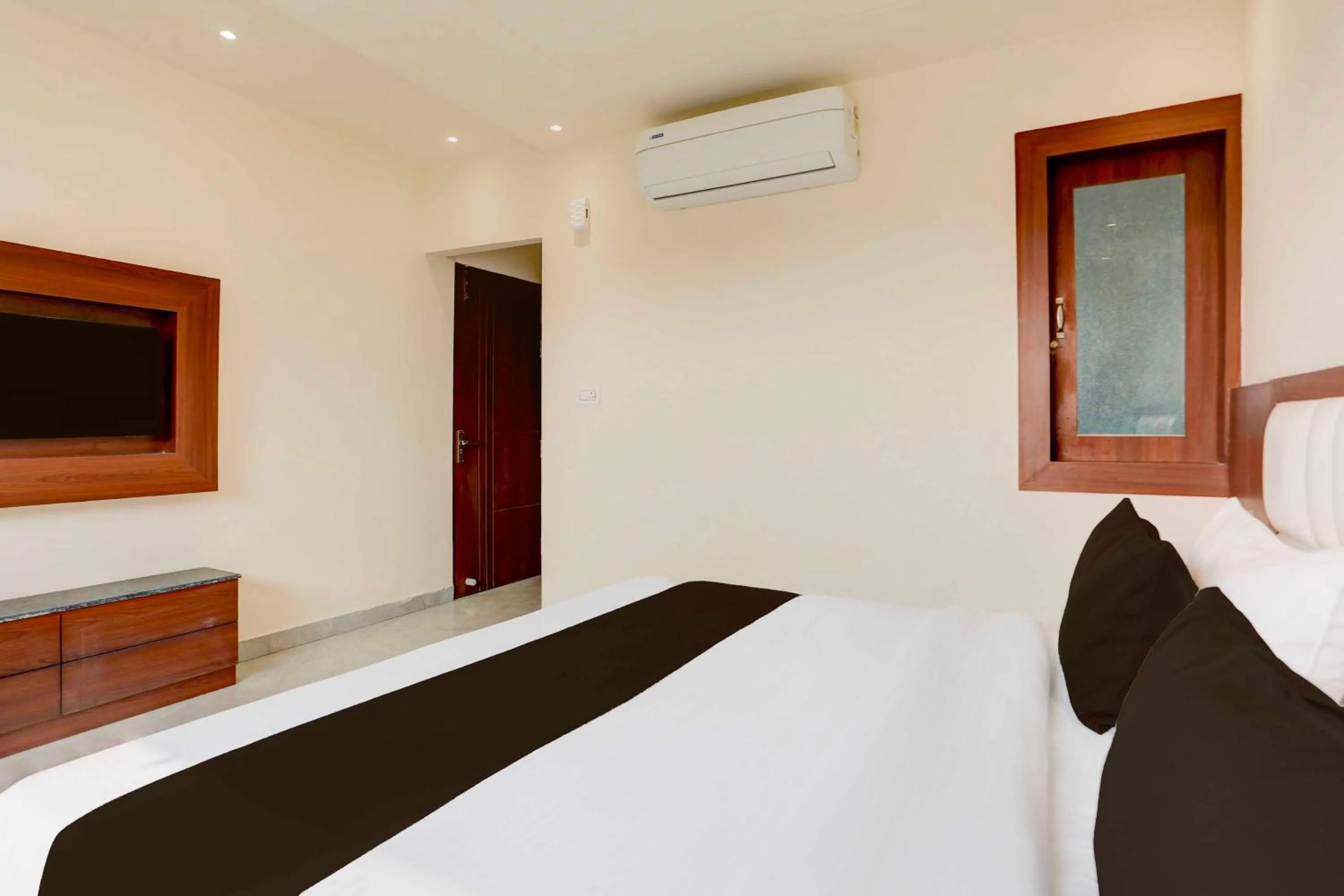 Bedroom, Bed in Collection O Taj Nagri Phase 2
