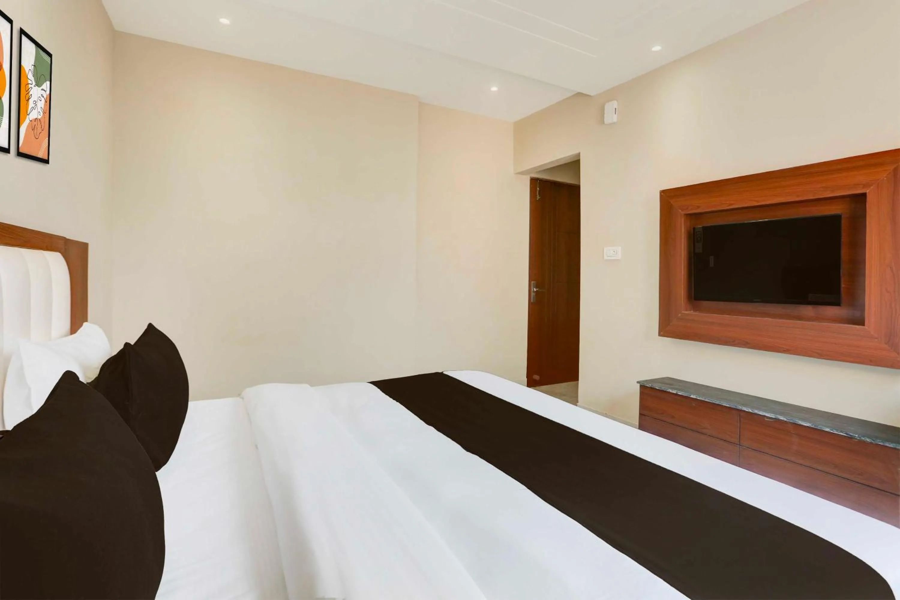 Bedroom, Bed in Collection O Taj Nagri Phase 2