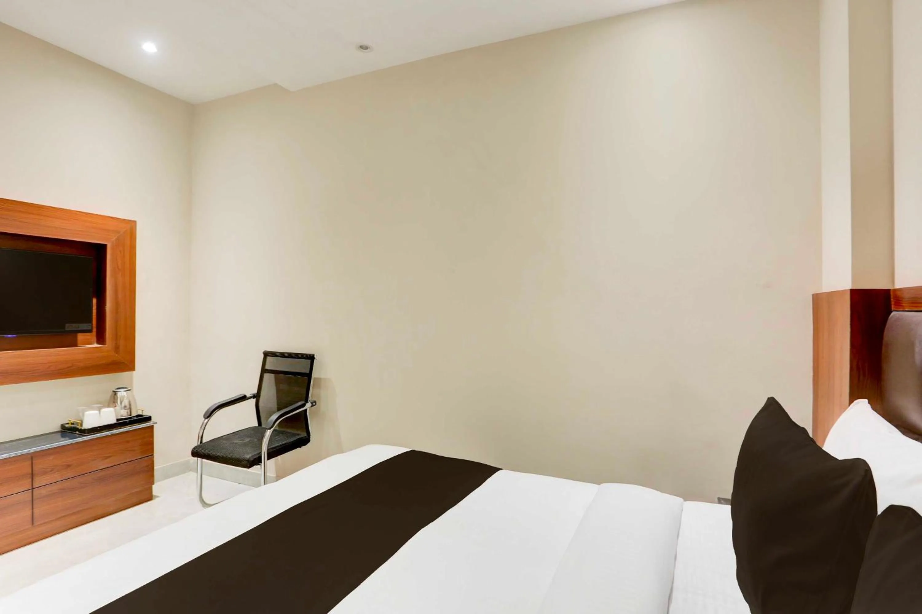 Bedroom, Bed in Collection O Taj Nagri Phase 2