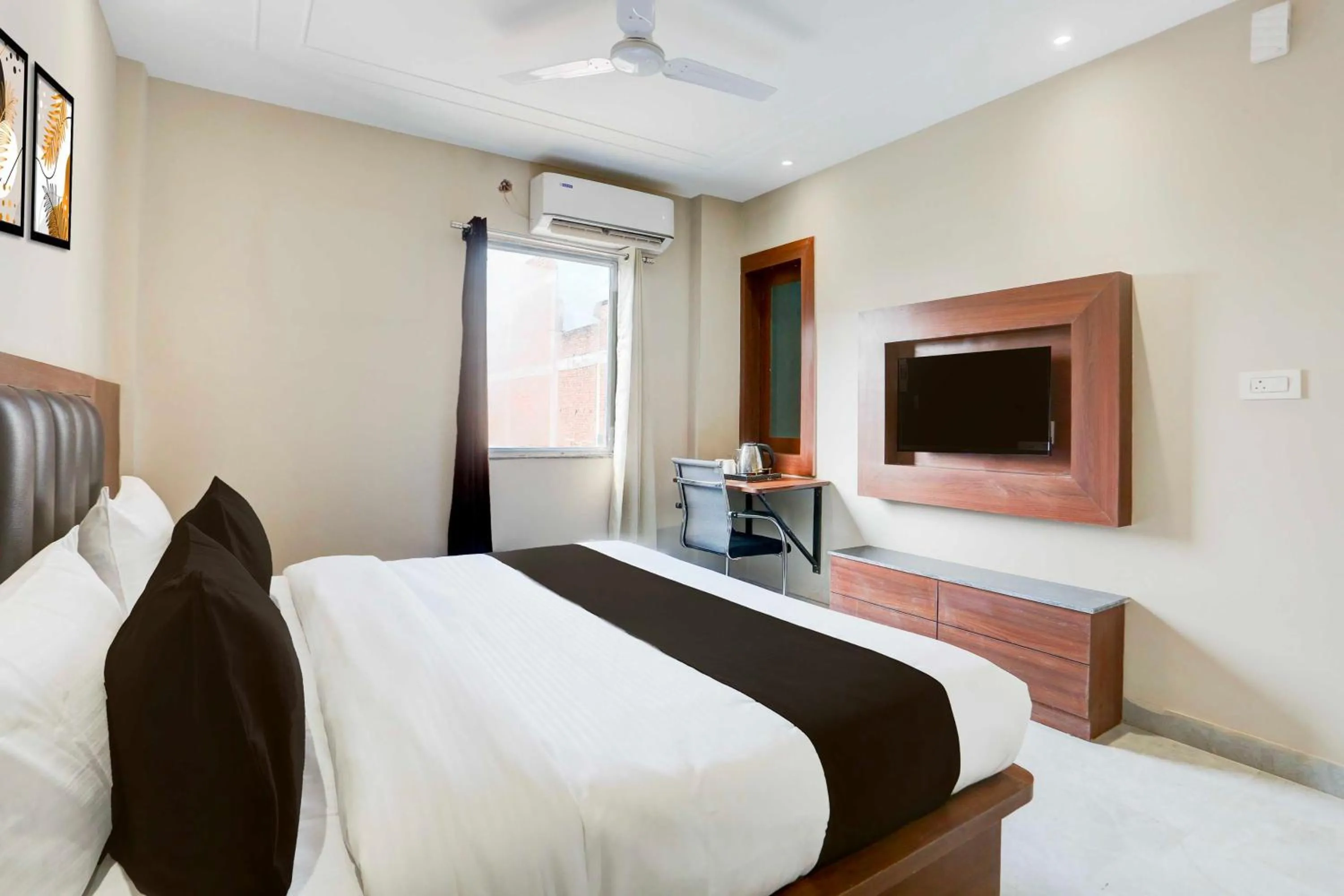 Bedroom, Bed in Collection O Taj Nagri Phase 2