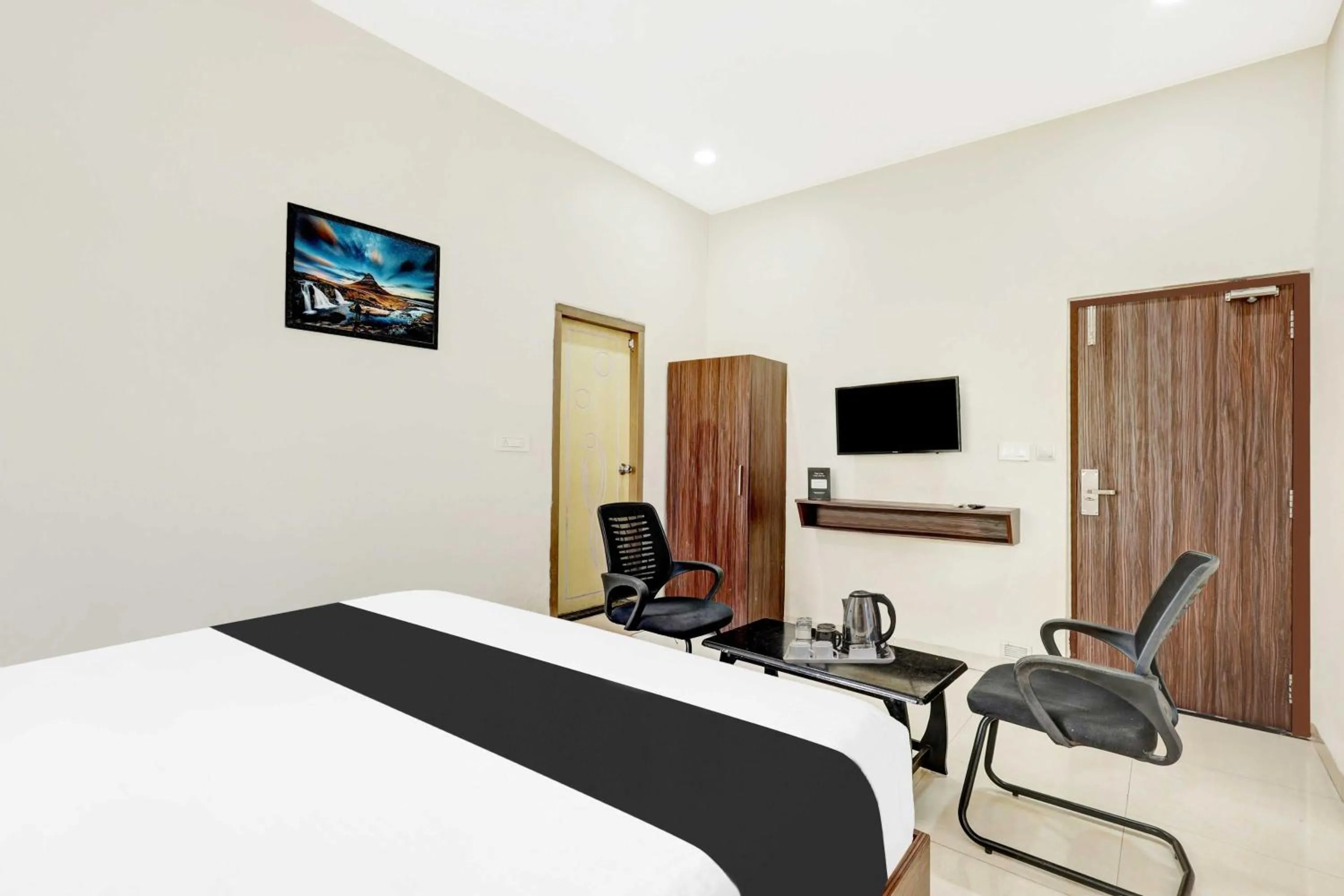 Standard Double Room - single occupancy in Townhouse Dabagardens Near Railway Station