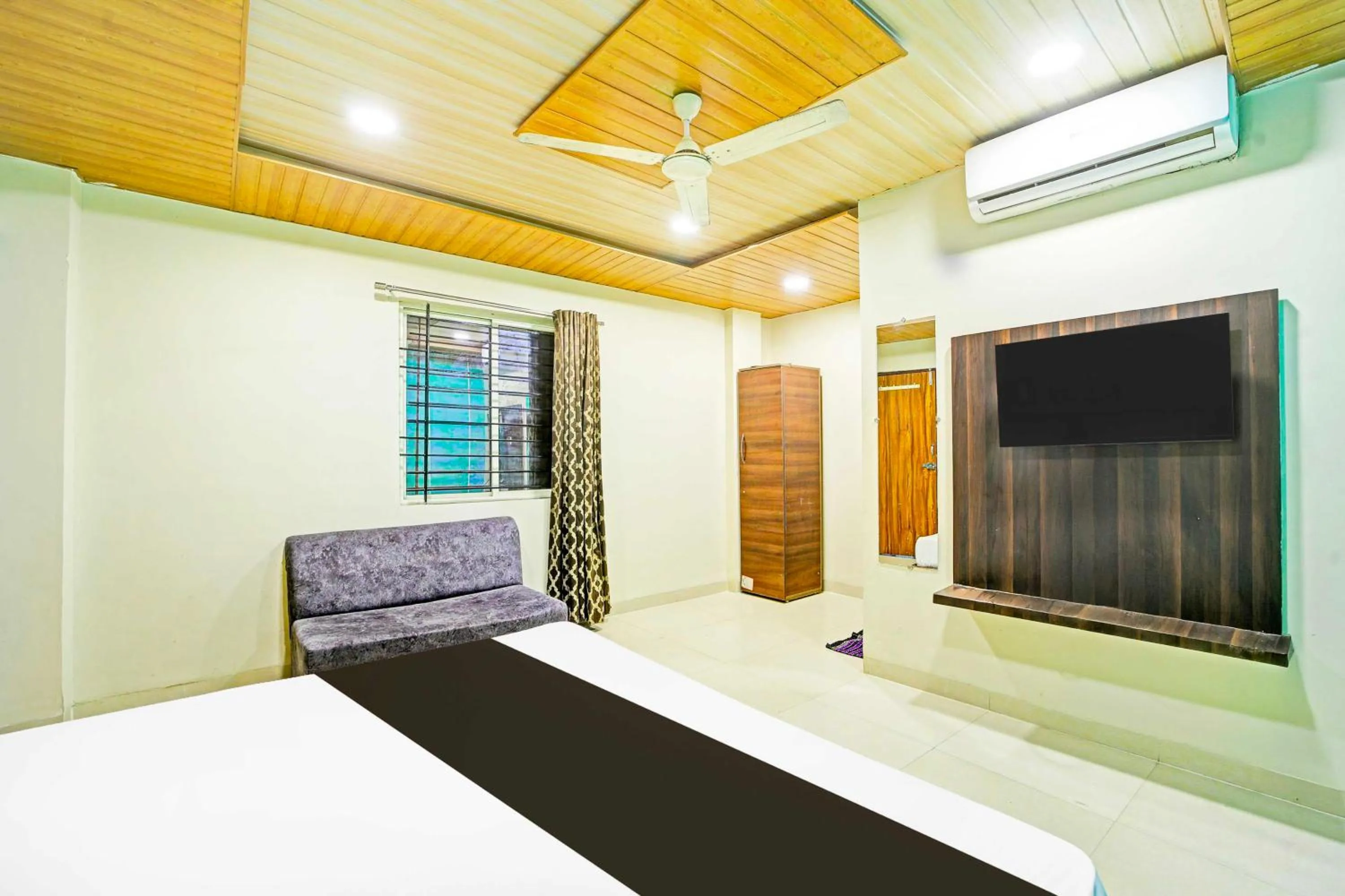 Bedroom, Bed in Hotel O Regional Park Indore