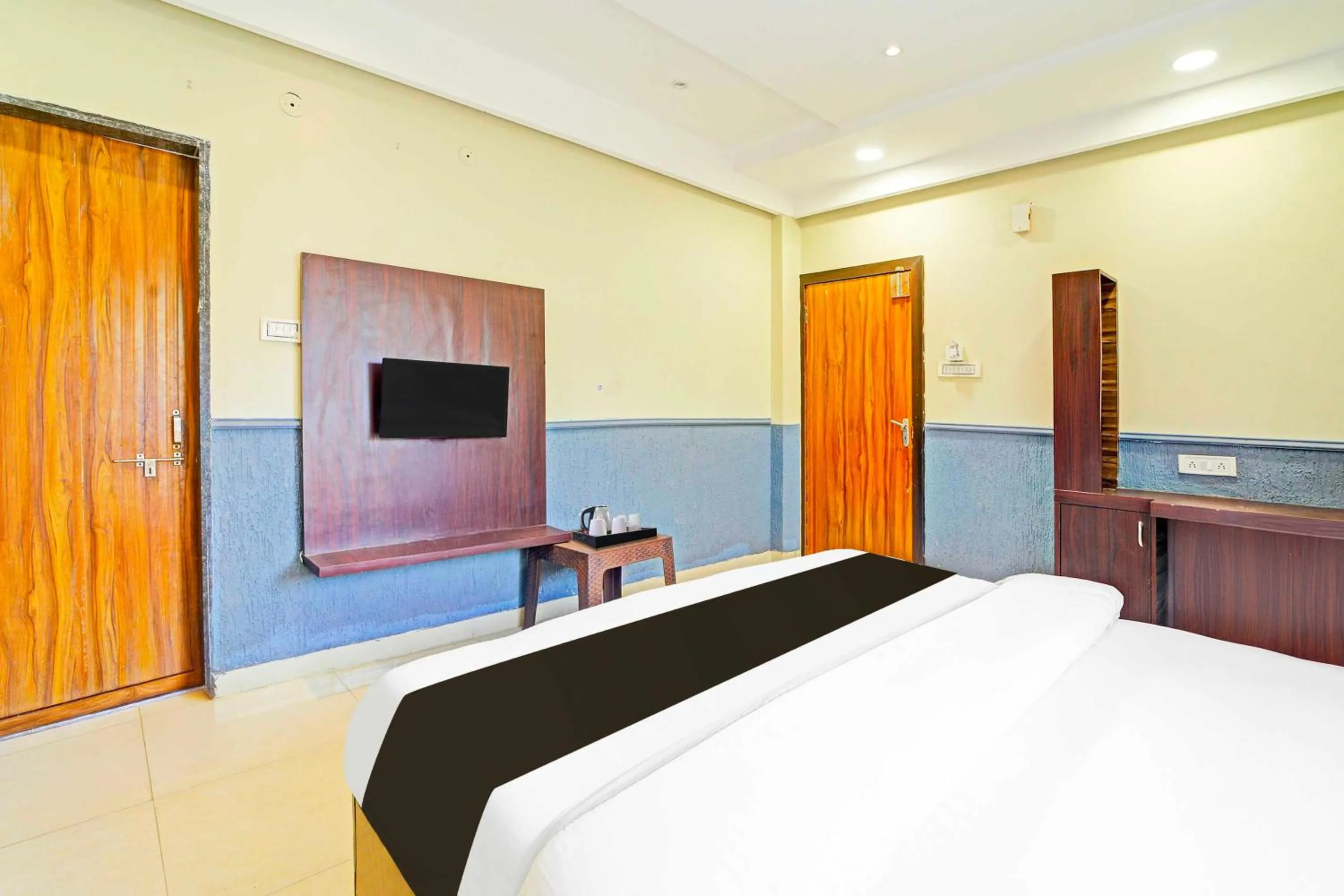 Bedroom, Bed in Hotel O Regional Park Indore