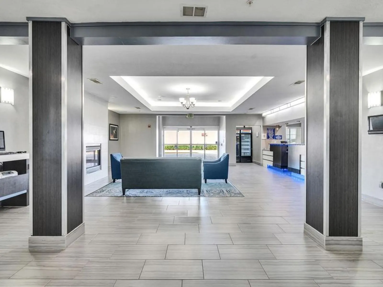 Seating area in Platinum Inn & Suites Webster