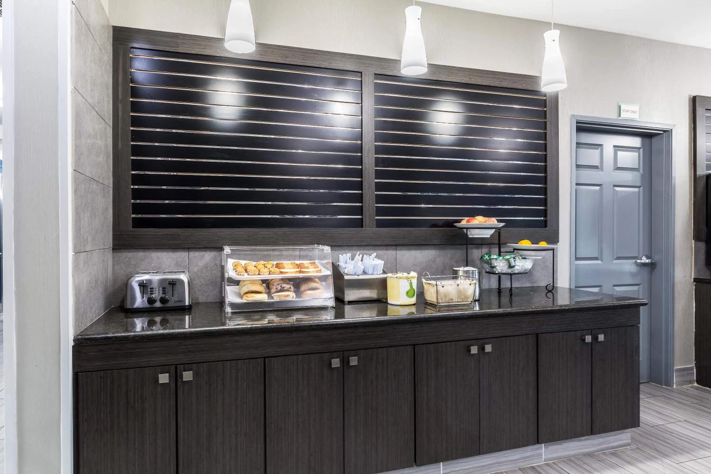 Kitchen or kitchenette in Platinum Inn & Suites Webster