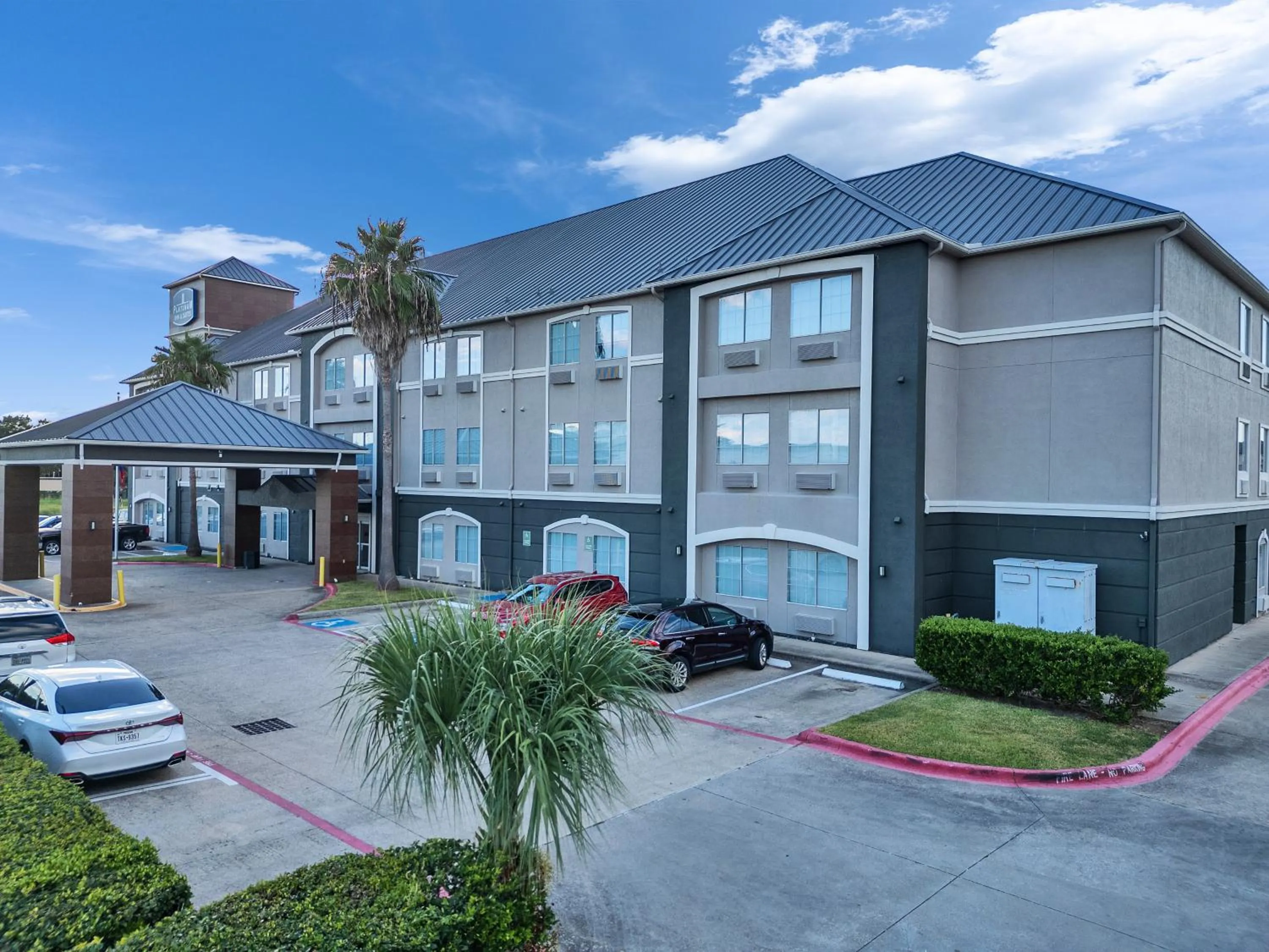 Property building in Platinum Inn & Suites Webster