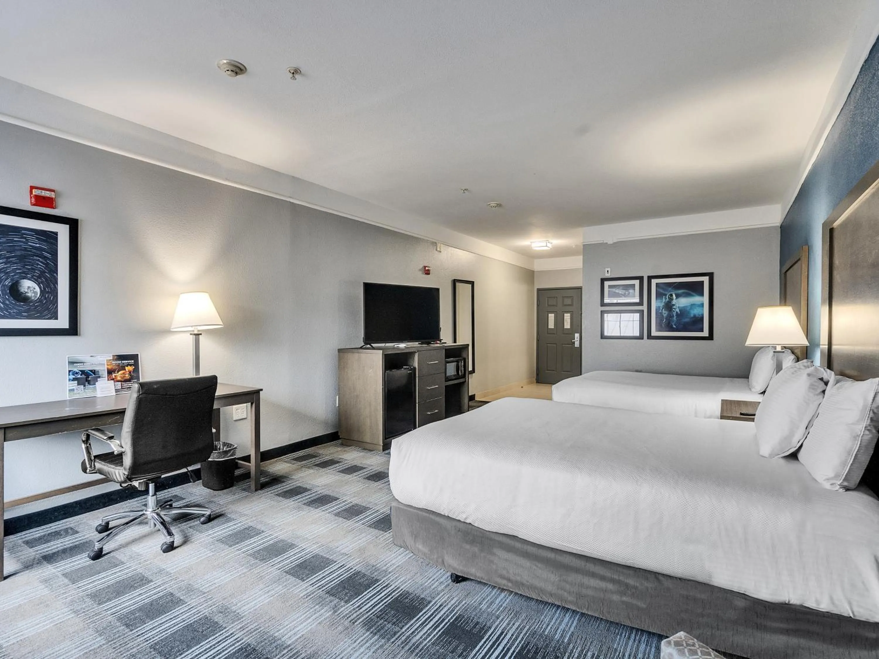 TV and multimedia, Bed in Platinum Inn & Suites Webster