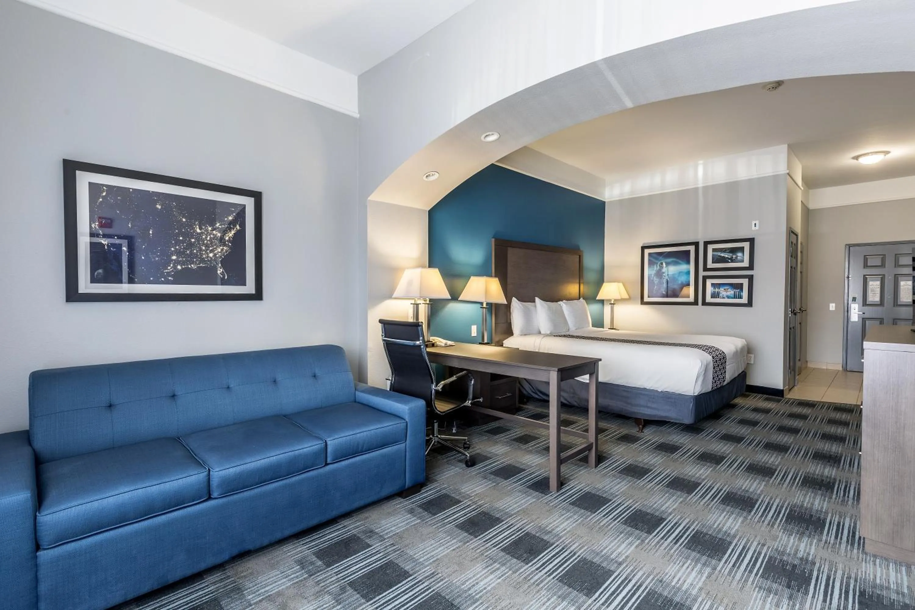 Bed in Platinum Inn & Suites Webster