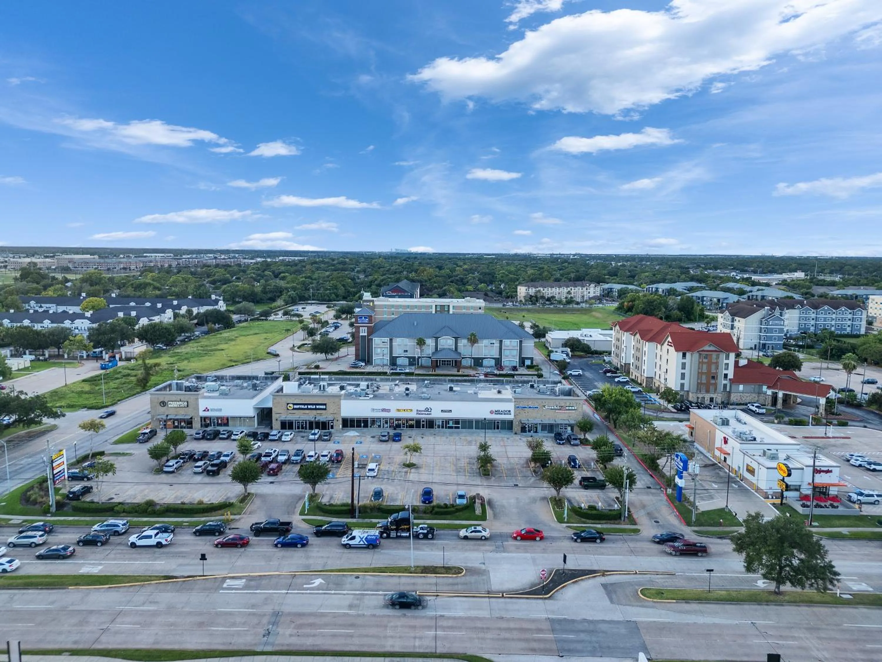 Property building in Platinum Inn & Suites Webster