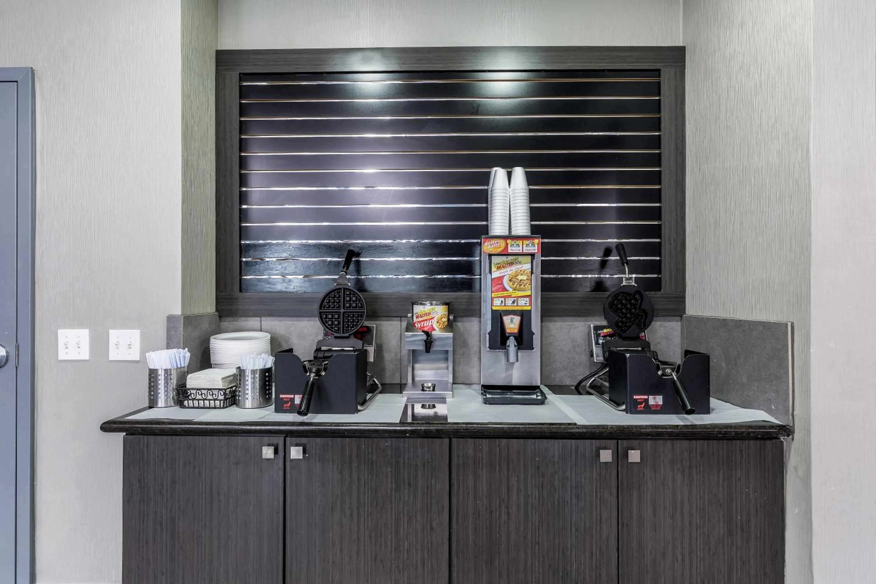 Coffee/tea facilities in Platinum Inn & Suites Webster