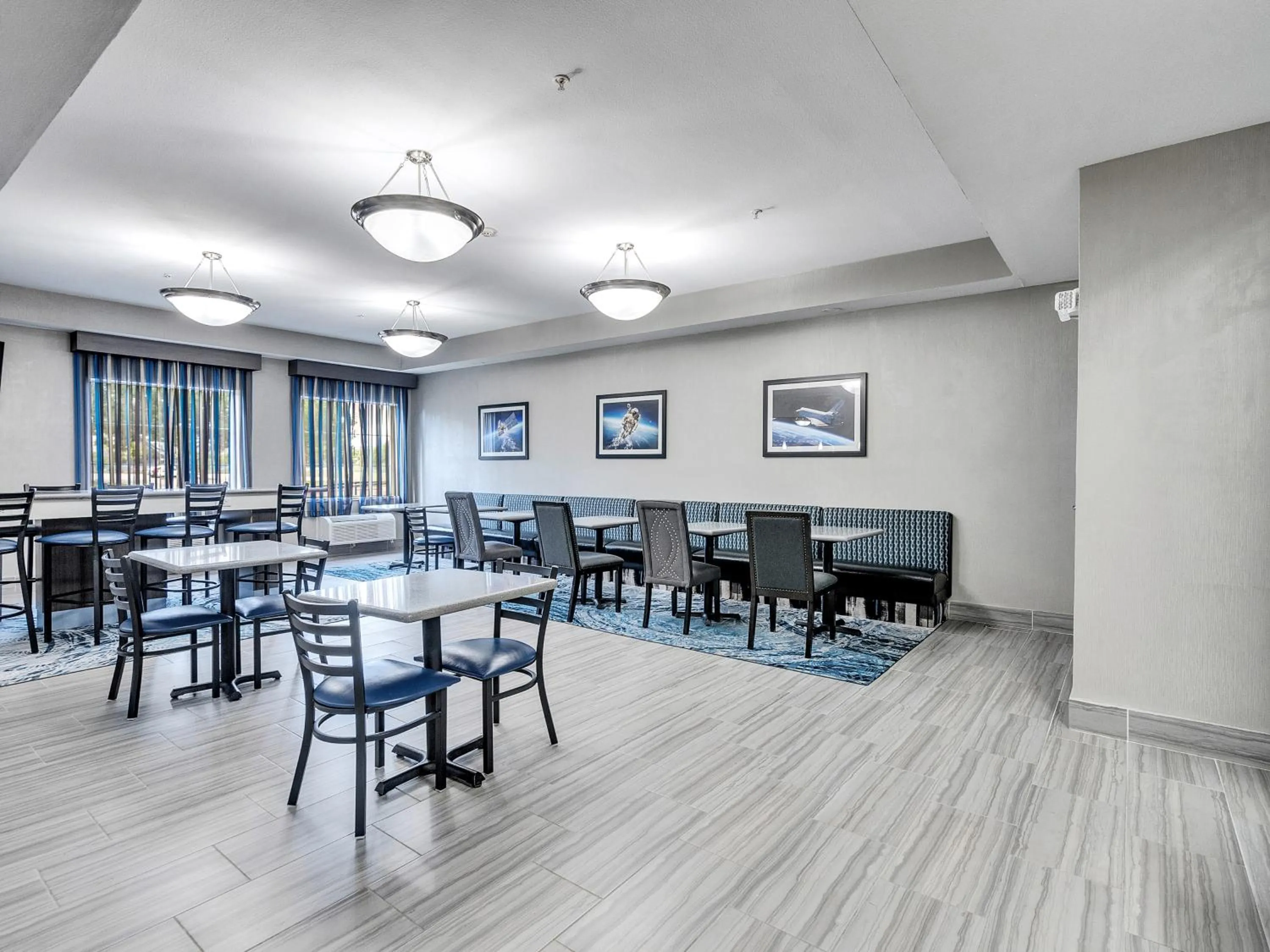 Seating area in Platinum Inn & Suites Webster