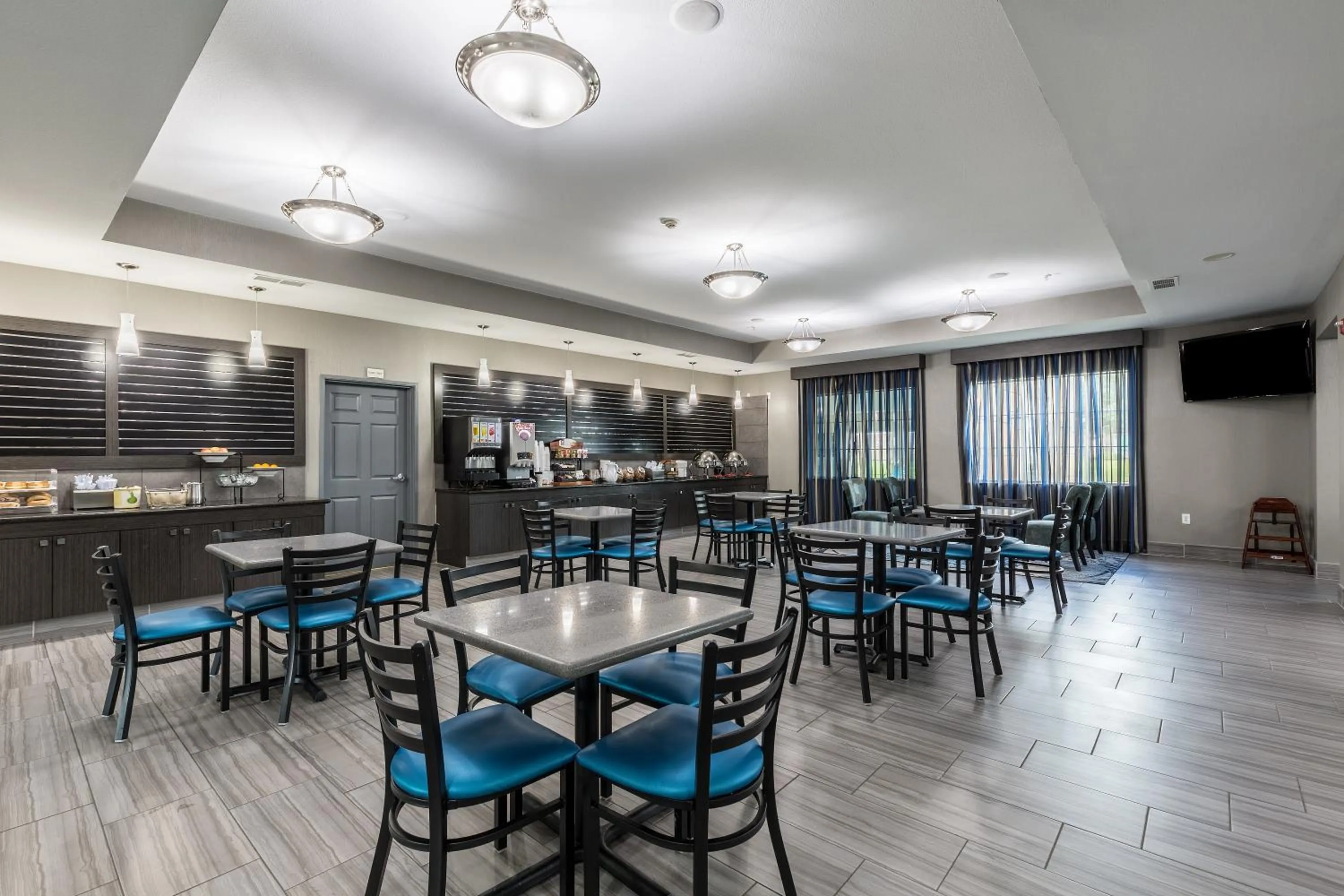 kitchen in Platinum Inn & Suites Webster