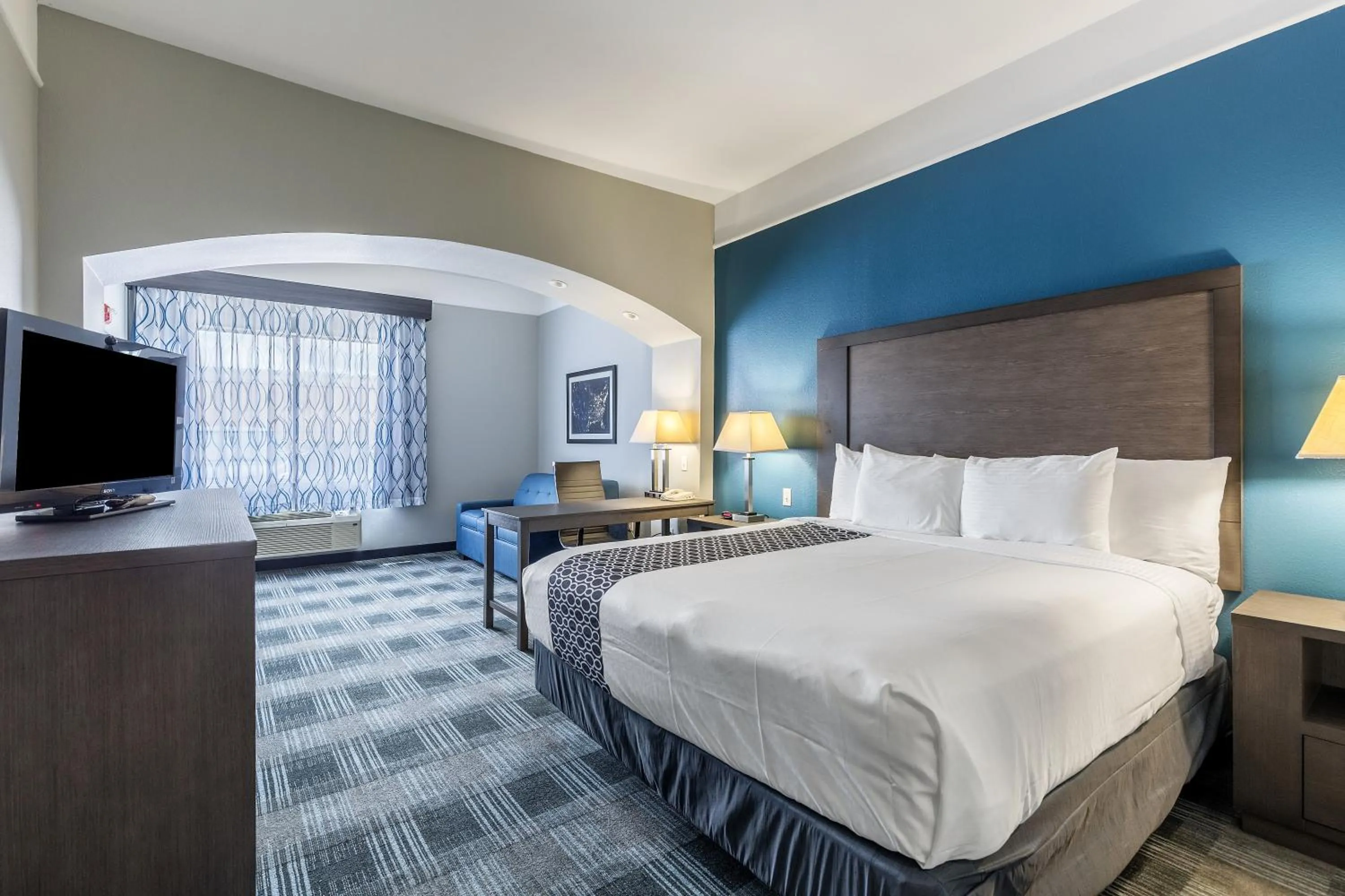 Bed in Platinum Inn & Suites Webster