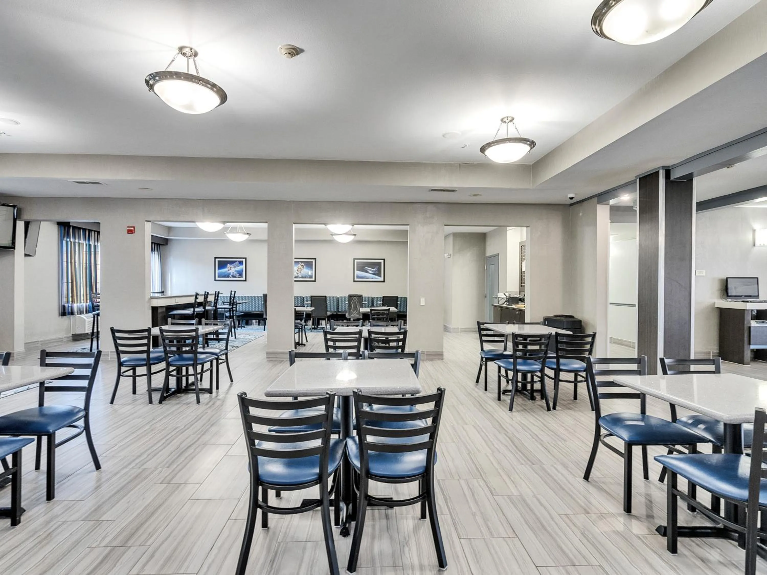 Restaurant/places to eat in Platinum Inn & Suites Webster