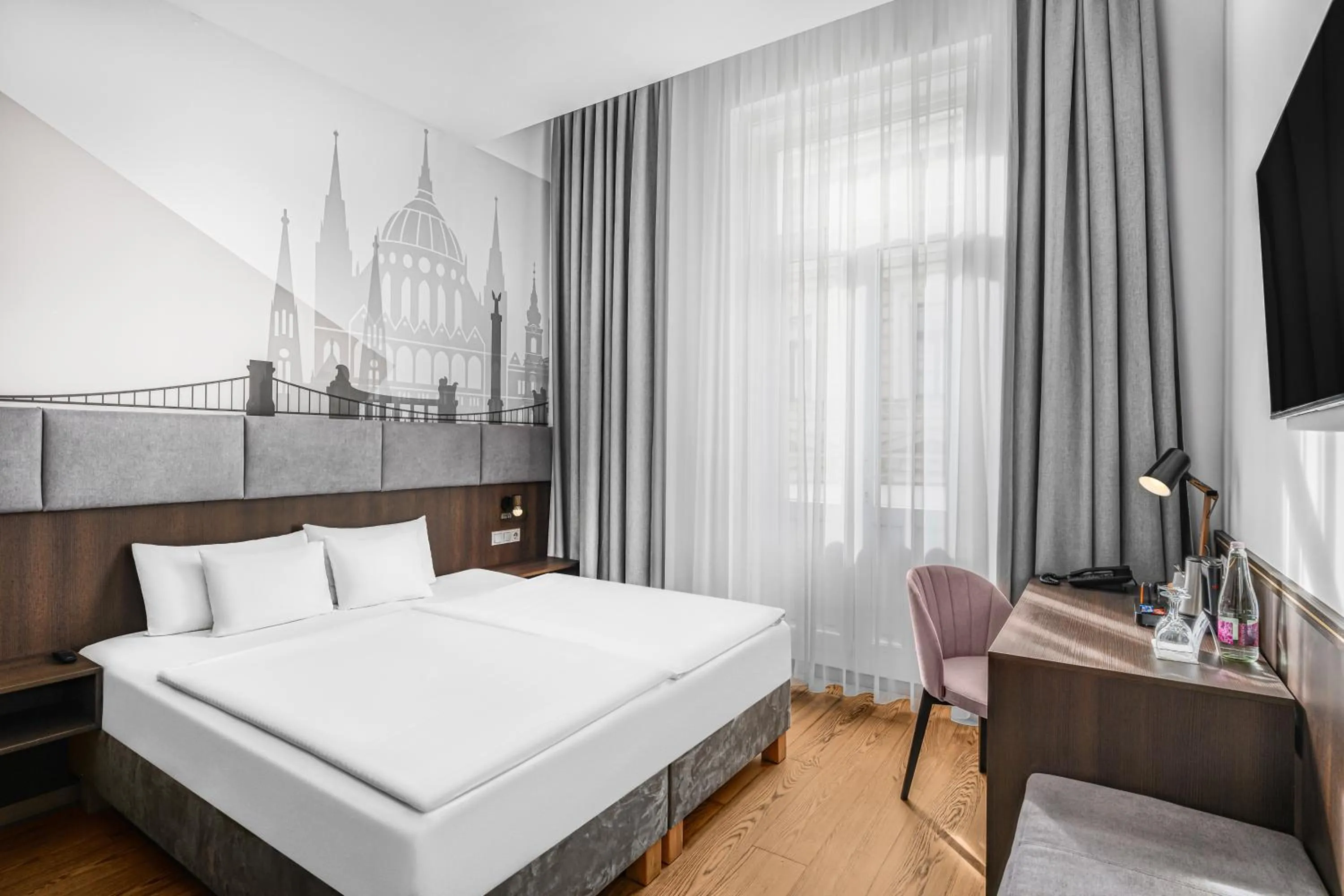 Bedroom, Bed in 12 Revay Hotel