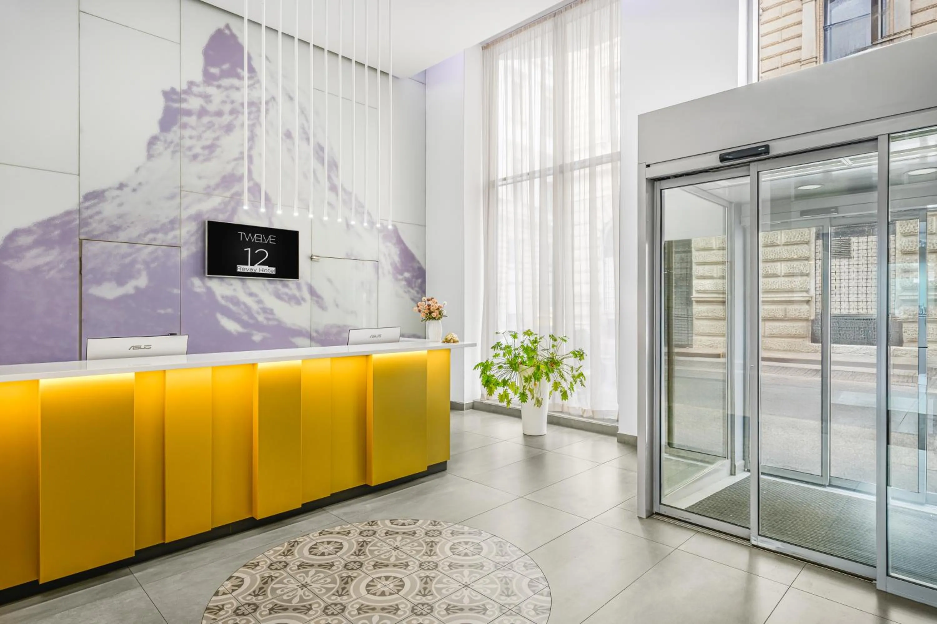 Lobby or reception in 12 Revay Hotel