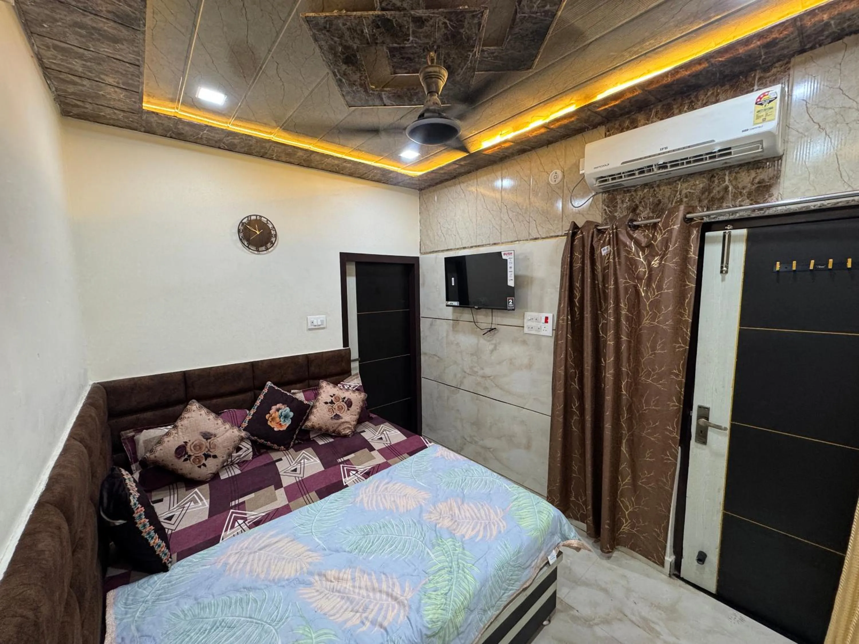 room service, Bed in The Kwality Residency