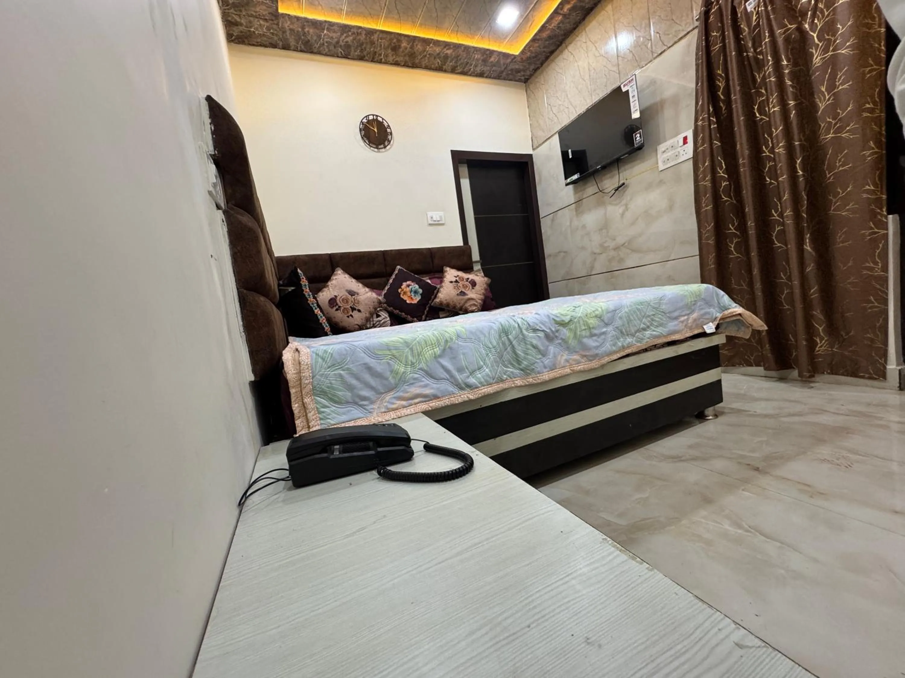 Photo of the whole room, Bed in The Kwality Residency