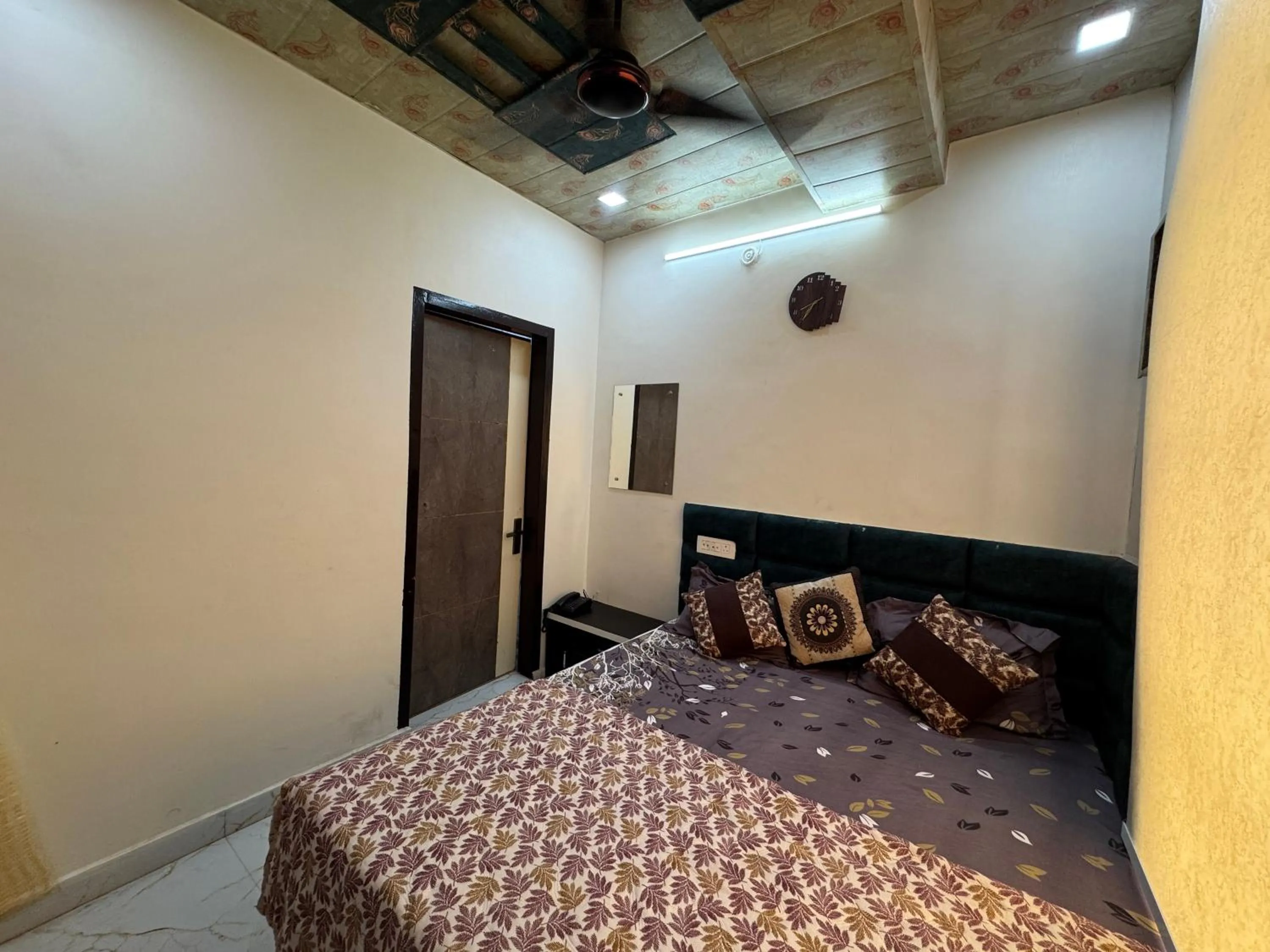 room service, Bed in The Kwality Residency