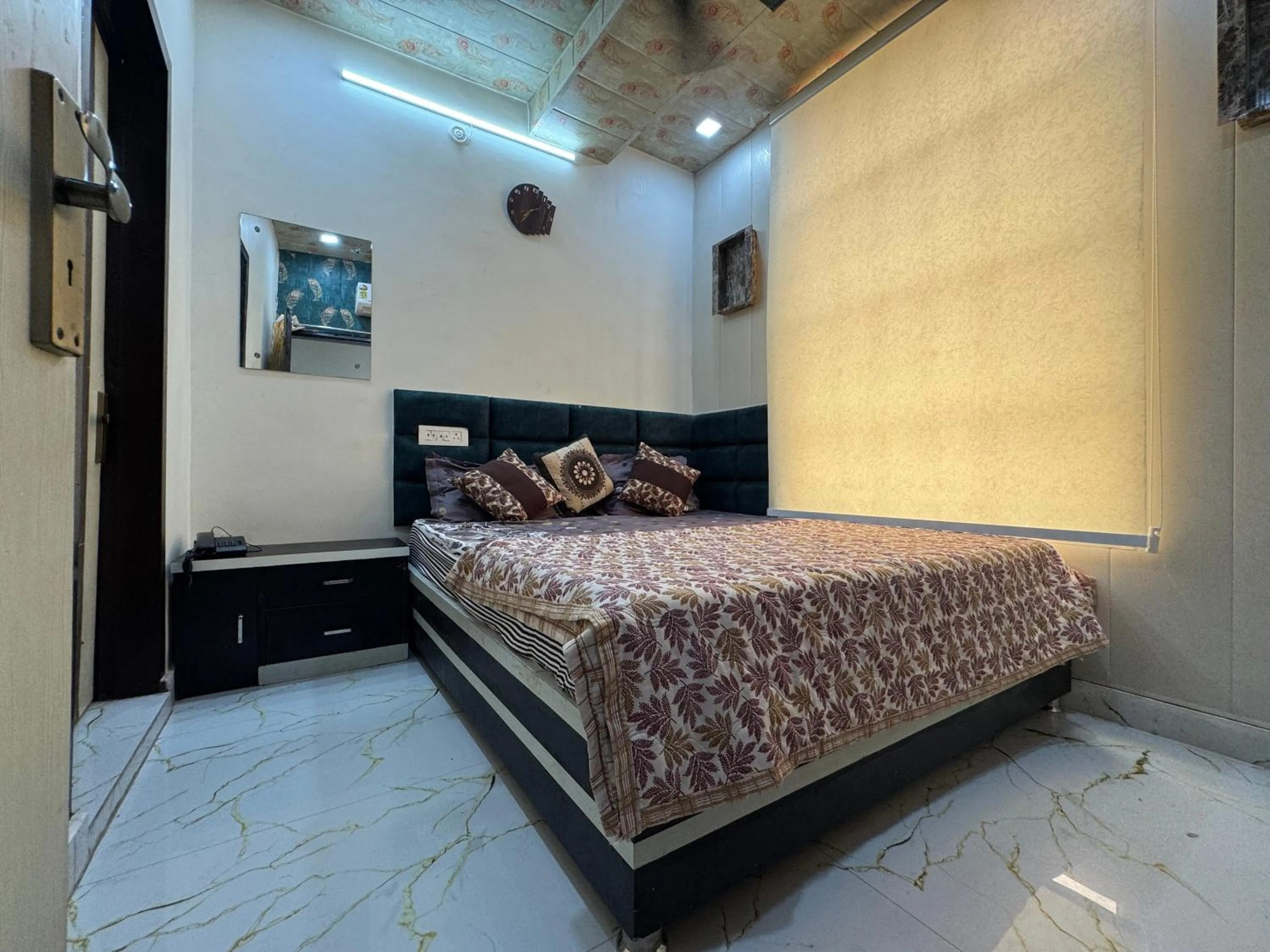 room service, Bed in The Kwality Residency