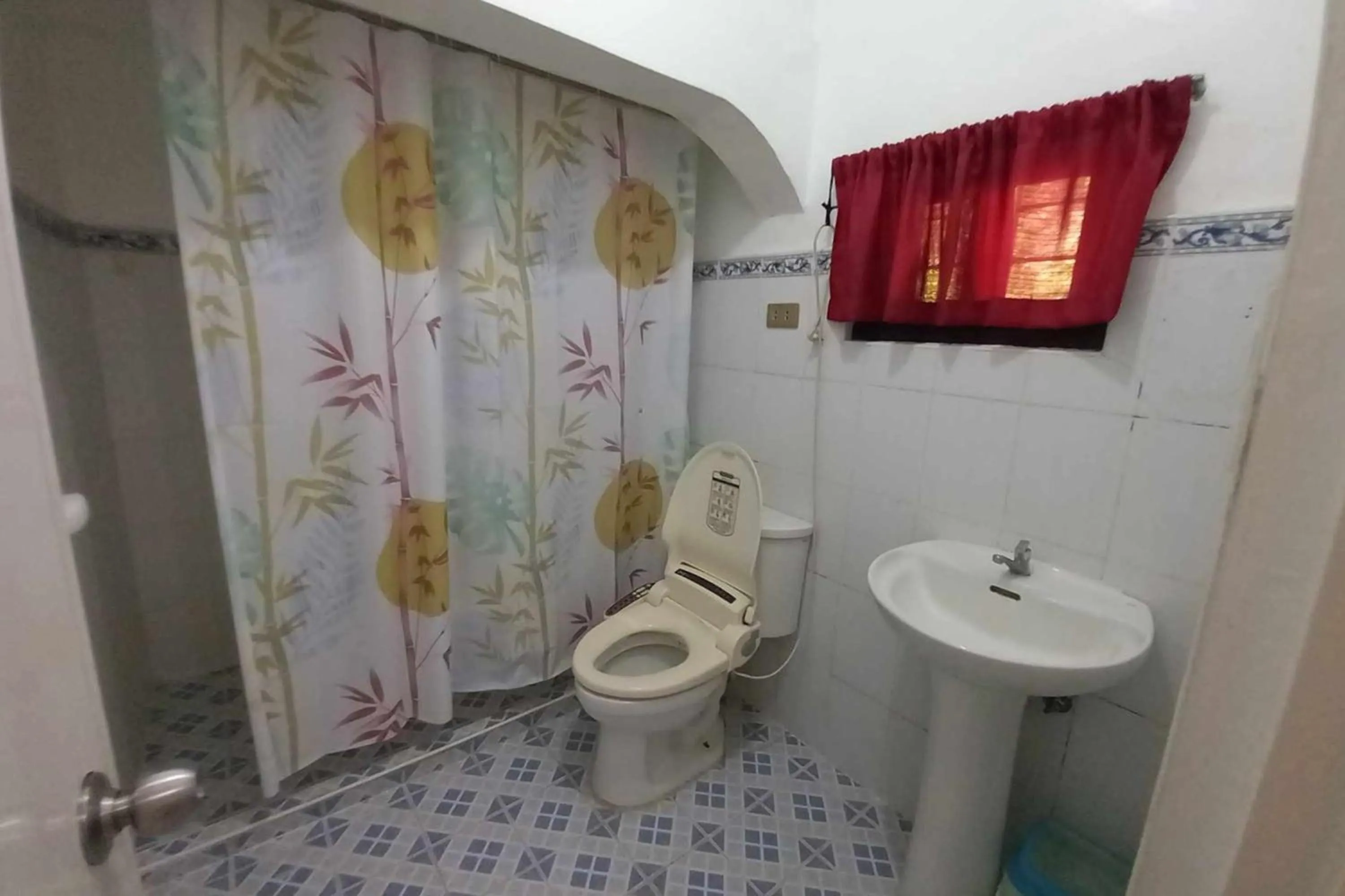 Shower in Bellevue Resort Puerto Galera