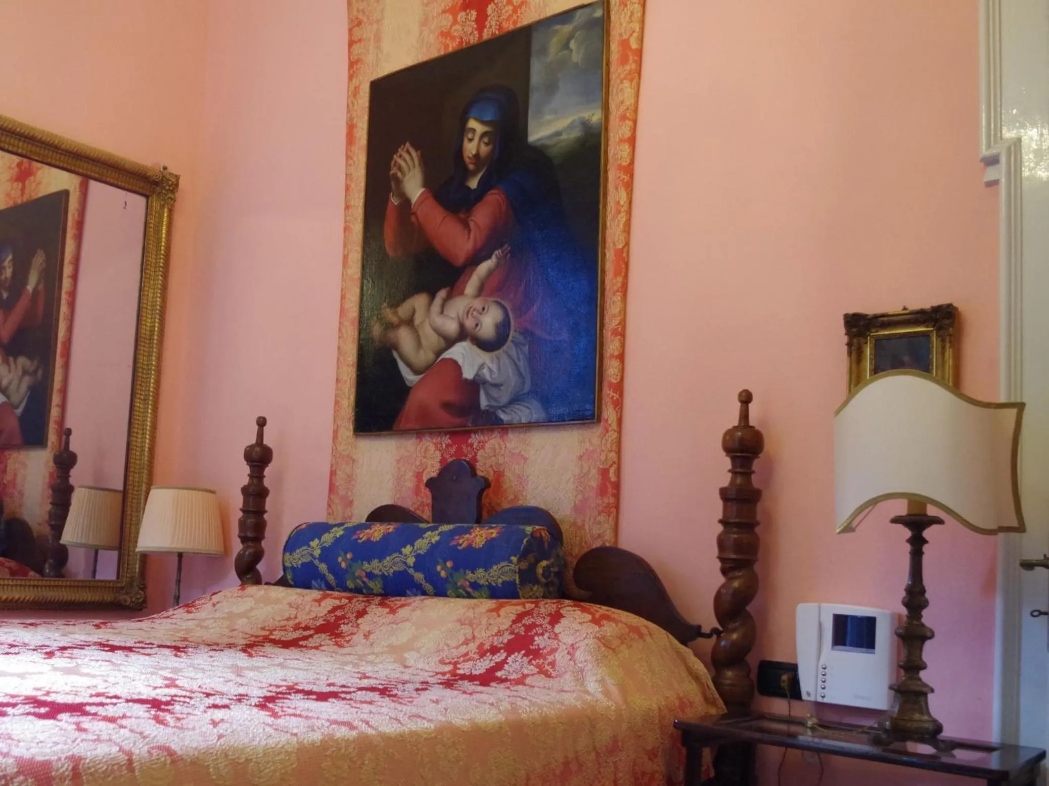Photo of the whole room, Bed in Villa Puccini