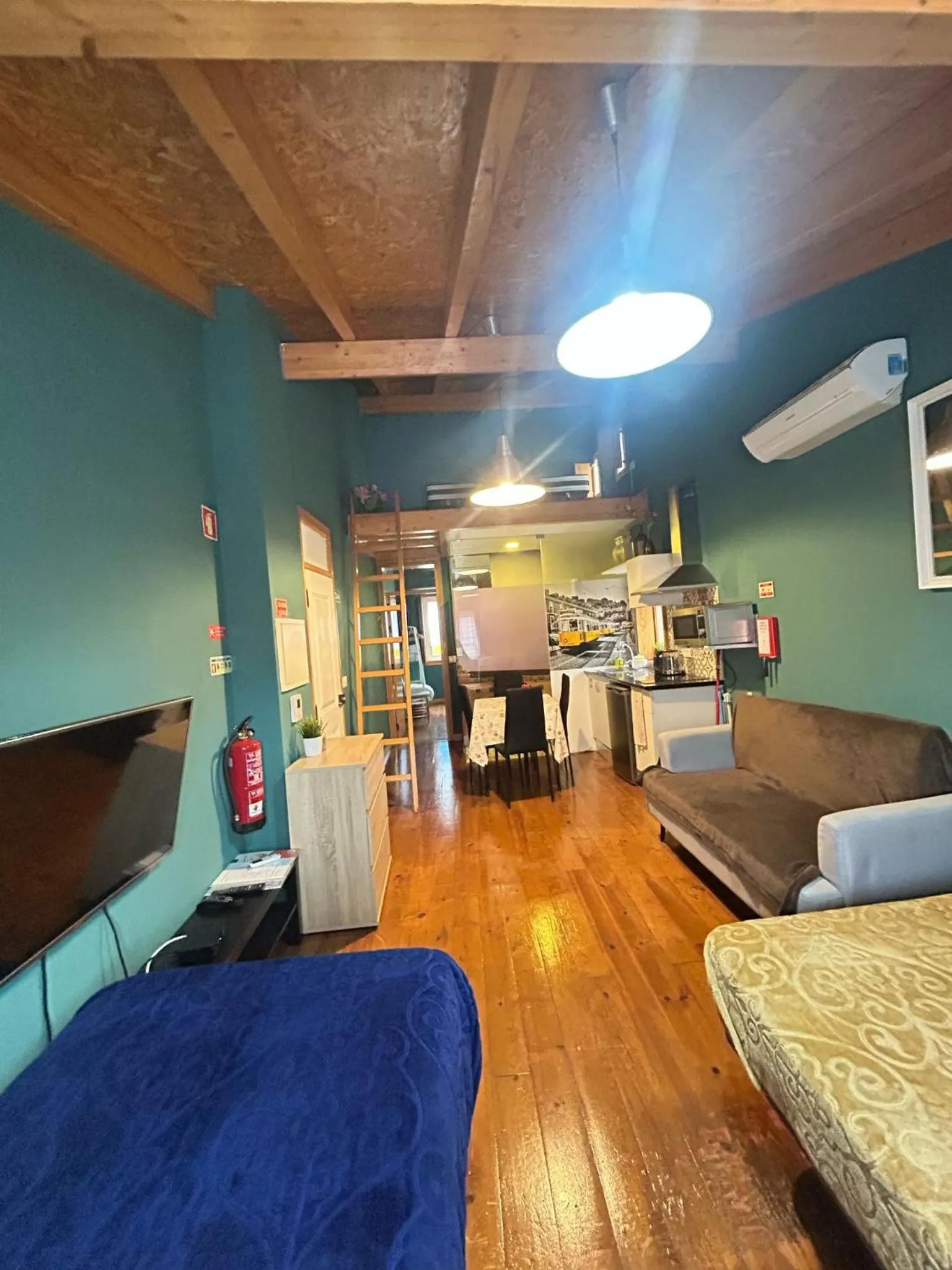 TV and multimedia in Sao Jorge Apartments & Suites