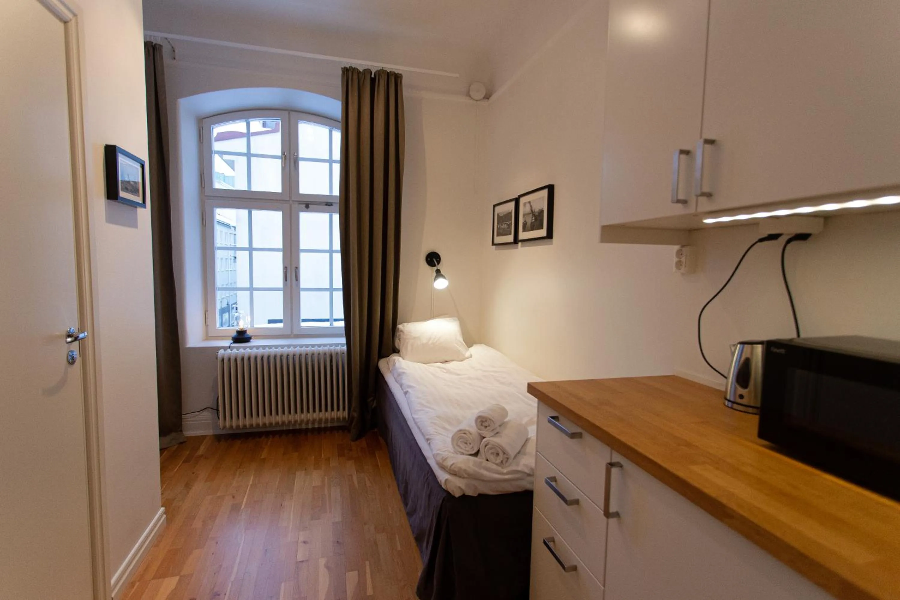 Property building, Bed in Continental Apartment Hotel Sundsvall