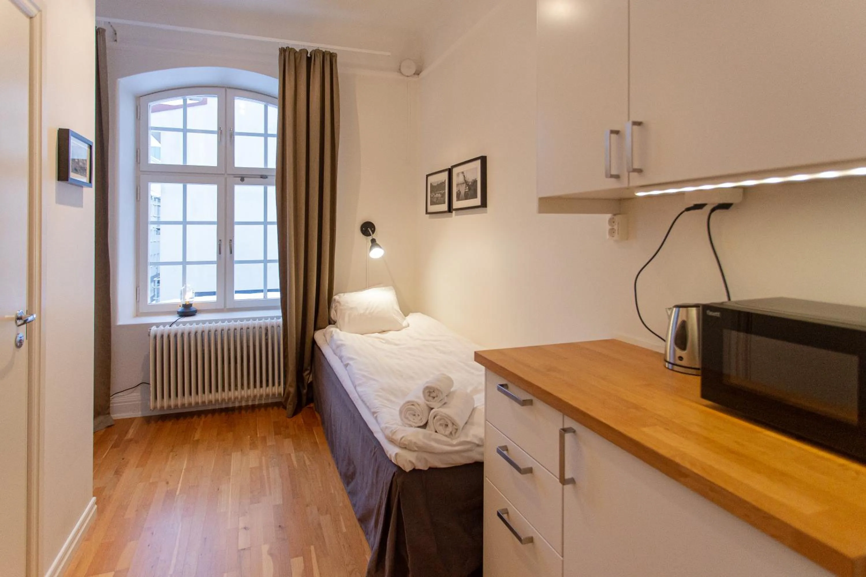 Kitchen or kitchenette, Bed in Continental Apartment Hotel Sundsvall