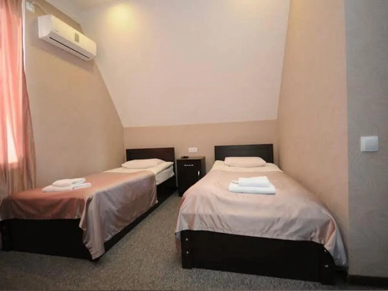 Property building, Bed in 7 Rooms