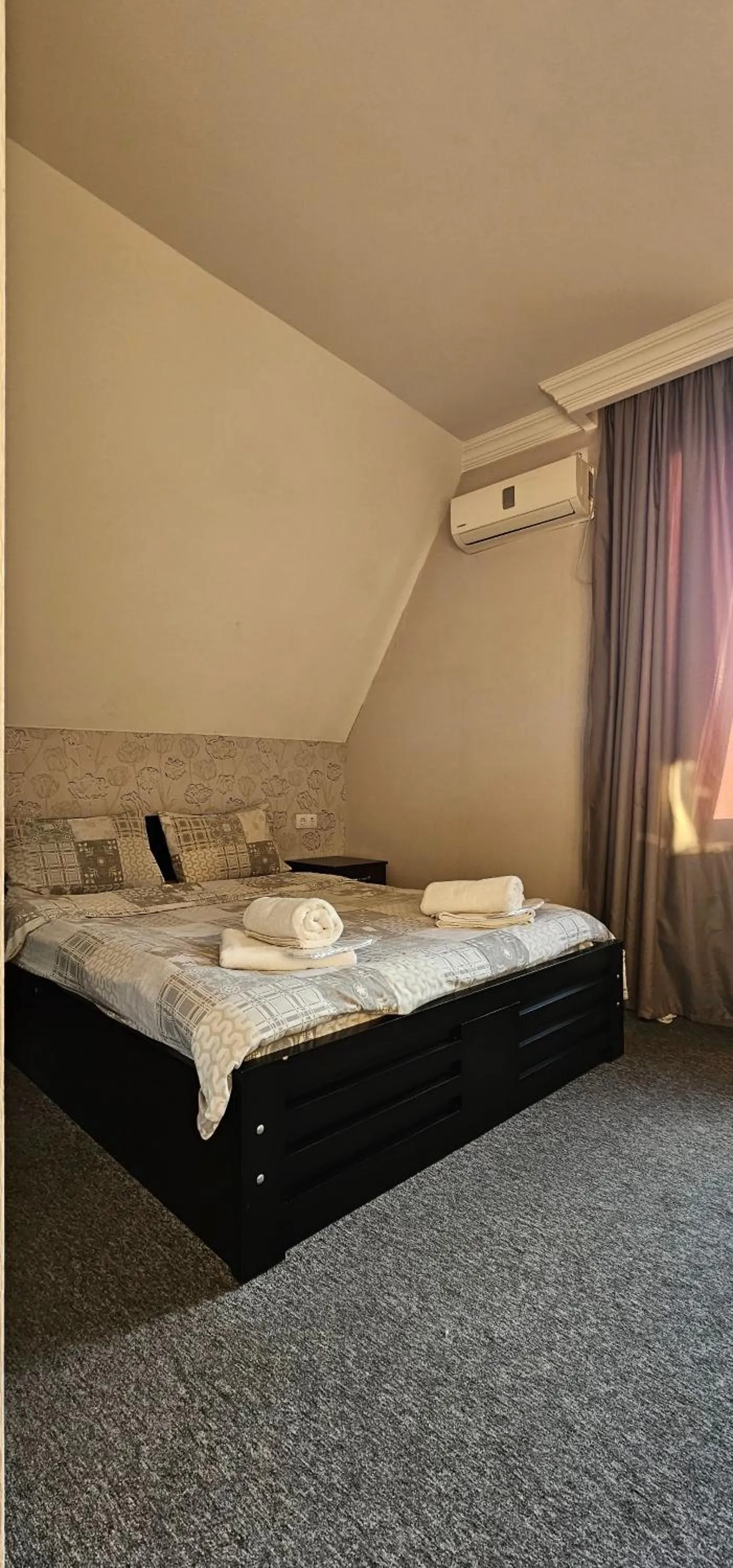 Bedroom, Bed in 7 Rooms