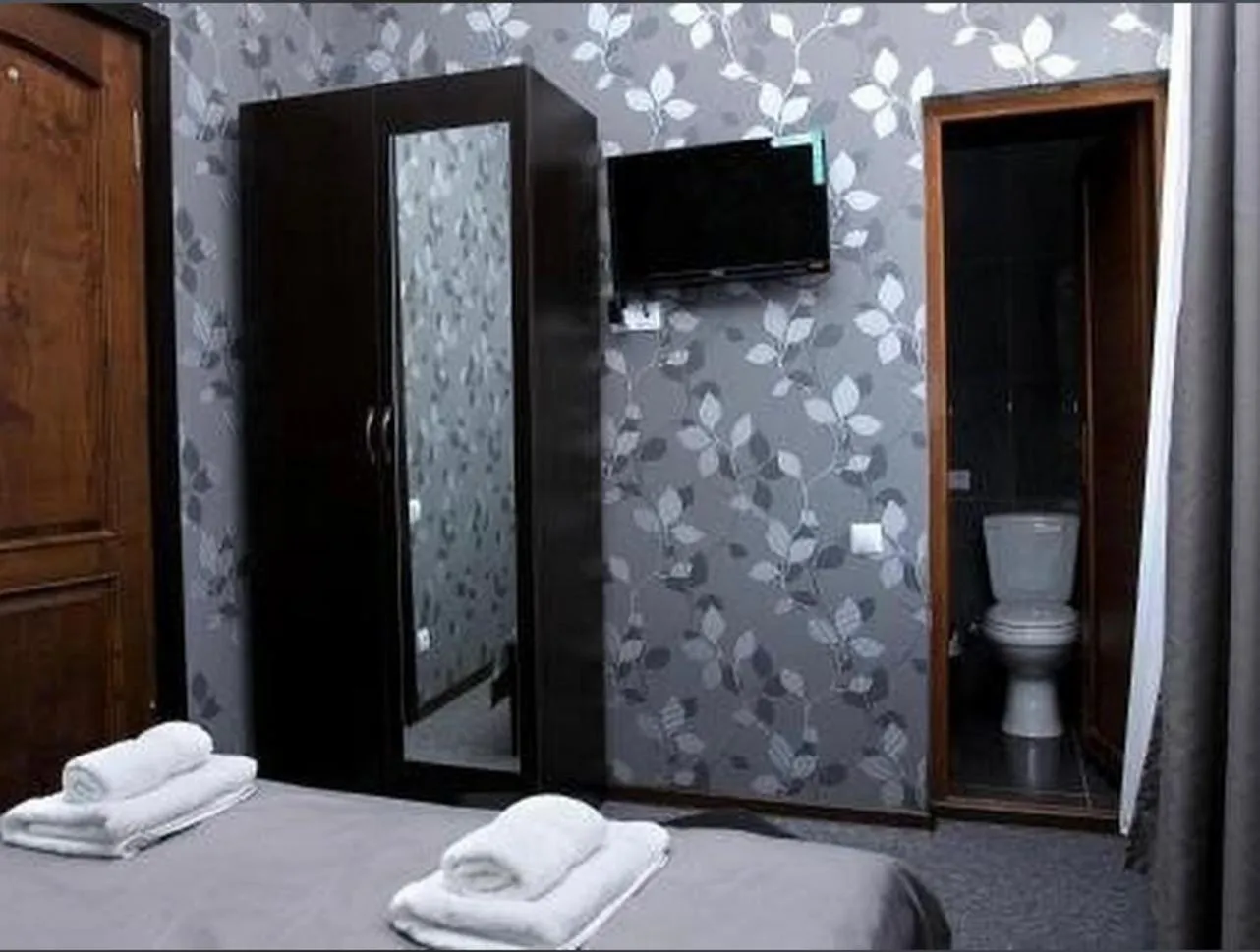 Property building, Bed in 7 Rooms