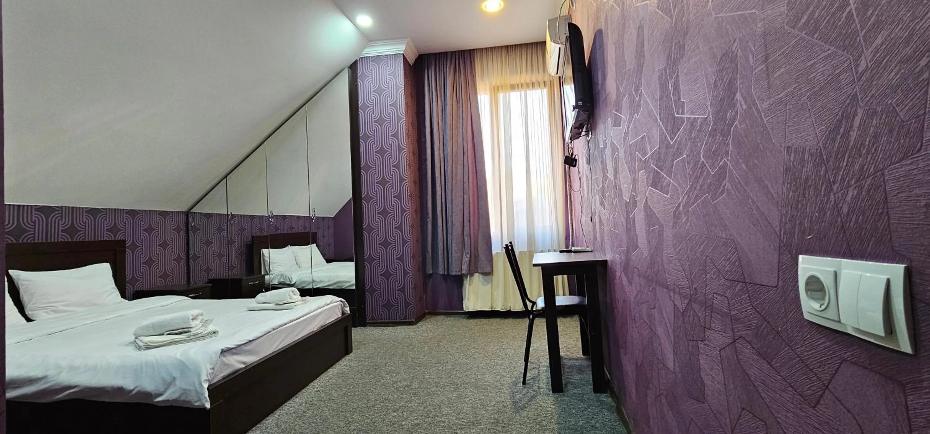 Photo of the whole room, Bed in 7 Rooms