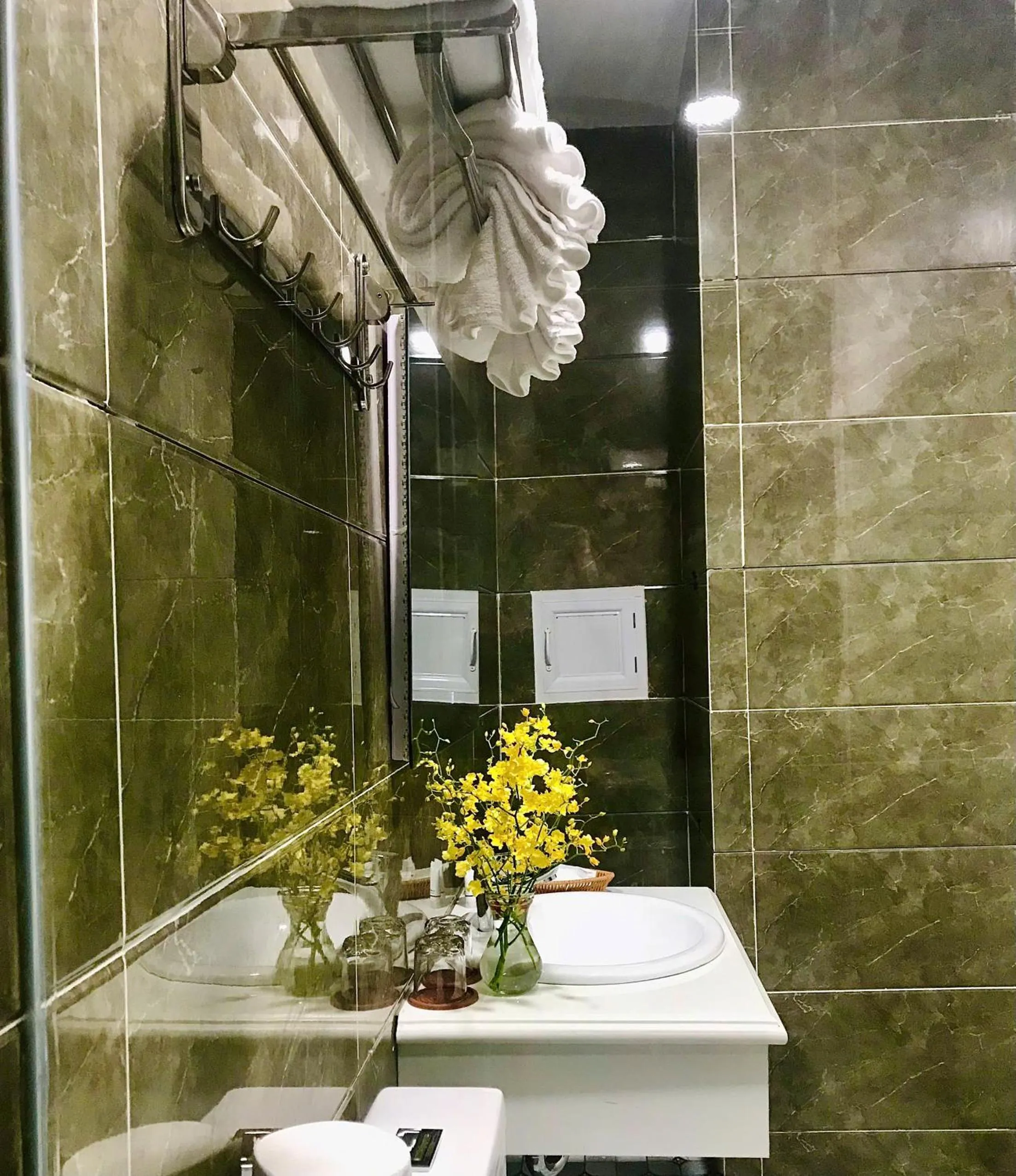 Shower in Cozy 86 Homestay
