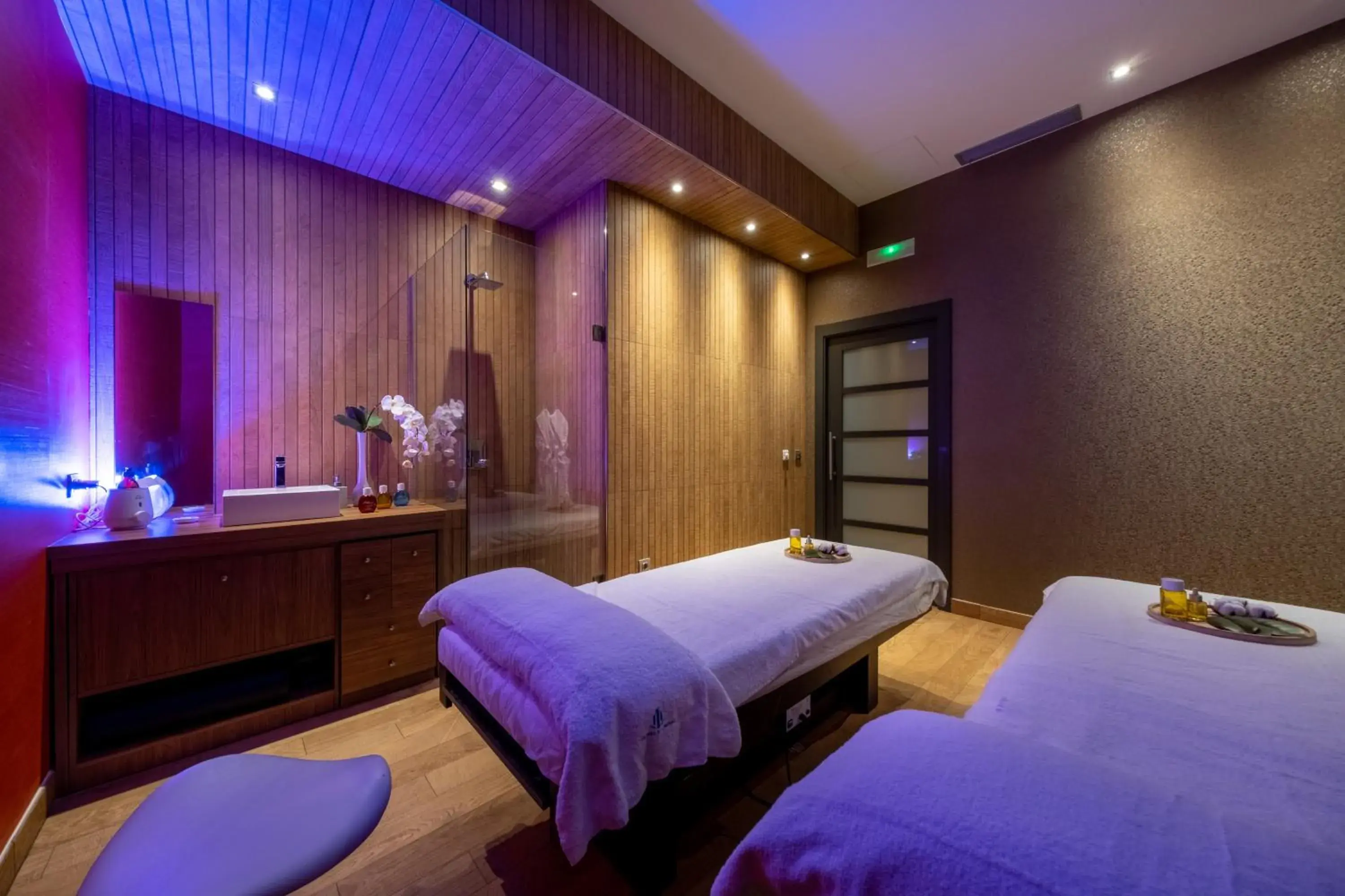 Massage, Bed in Castilla Termal Monasterio de Valbuena - Small Luxury Hotels Massage, Bed in Castilla Termal Monasterio de Valbuena - Small Luxury Hotels