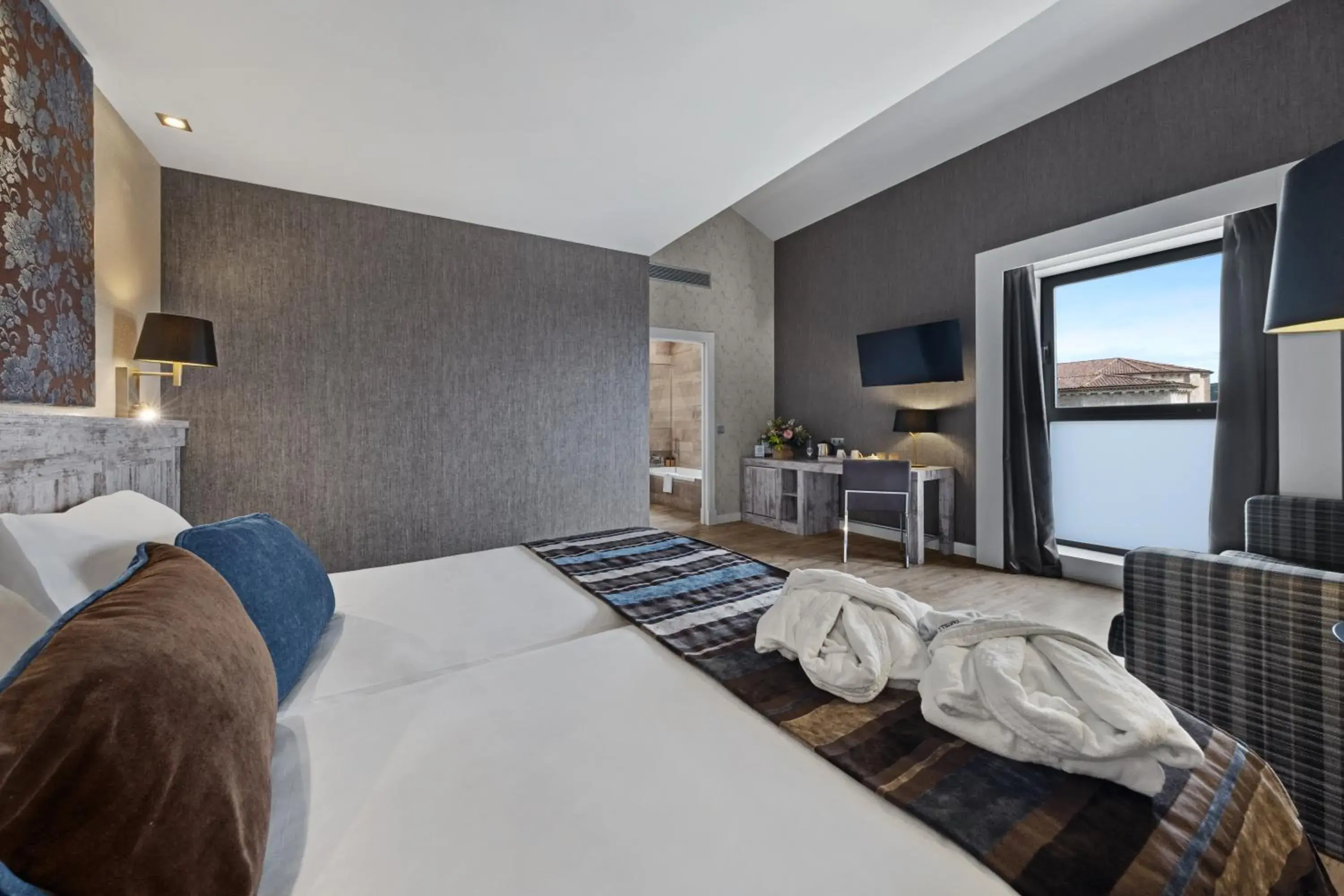 Deluxe Double or Twin Room with Spa Access - single occupancy in Castilla Termal Monasterio de Valbuena - Small Luxury Hotels Deluxe Double or Twin Room with Spa Access - single occupancy in Castilla Termal Monasterio de Valbuena - Small Luxury Hotels