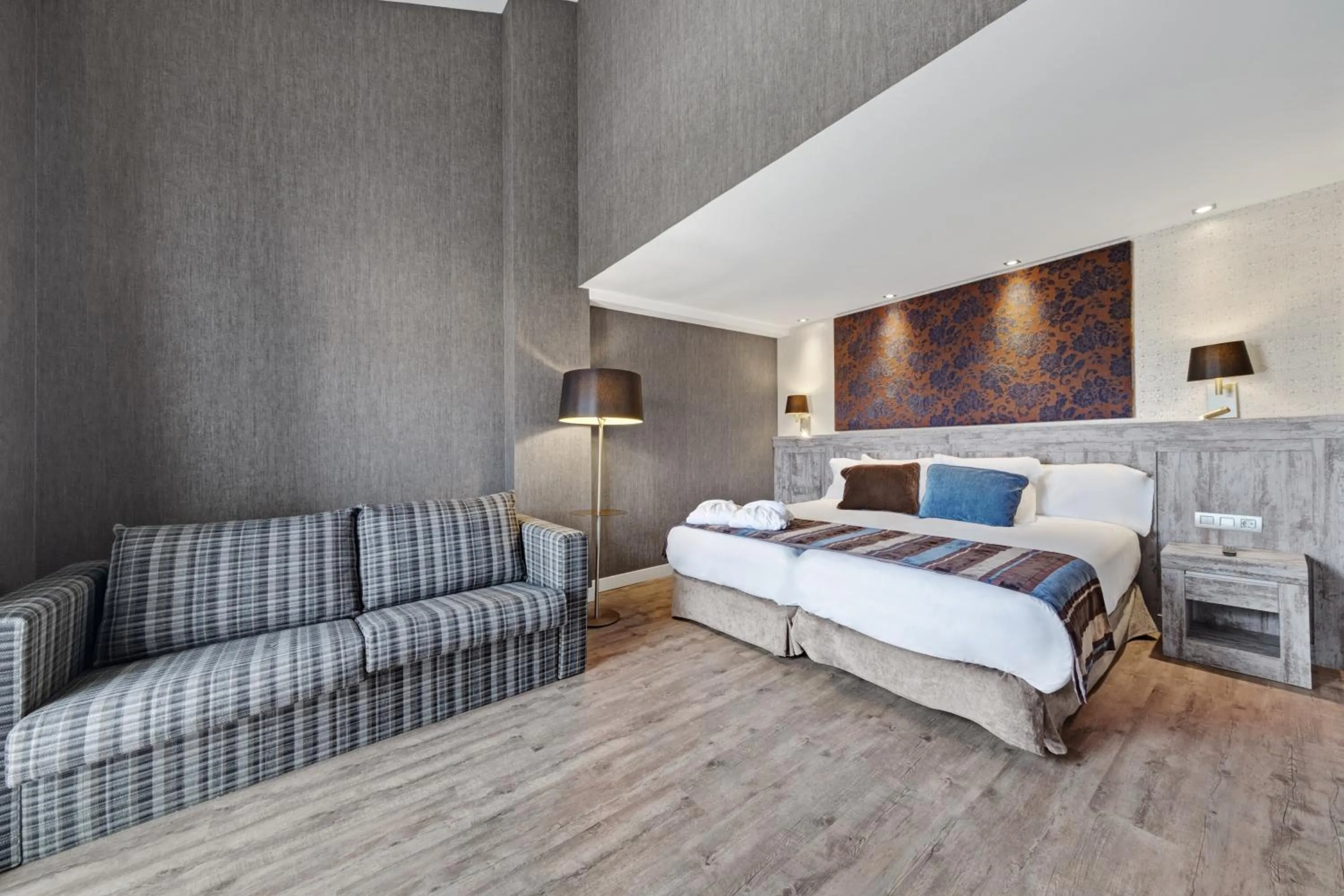 Photo of the whole room, Bed in Castilla Termal Monasterio de Valbuena - Small Luxury Hotels