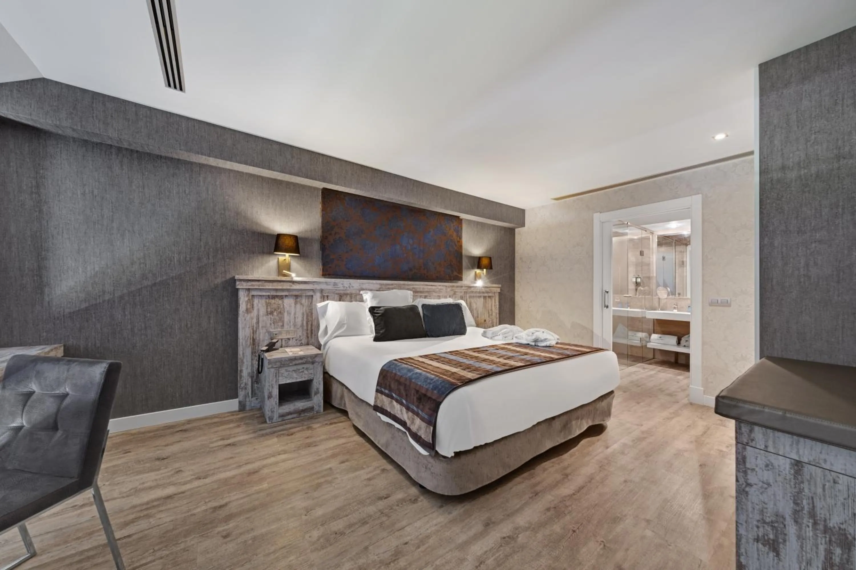 Bathroom, Bed in Castilla Termal Monasterio de Valbuena - Small Luxury Hotels