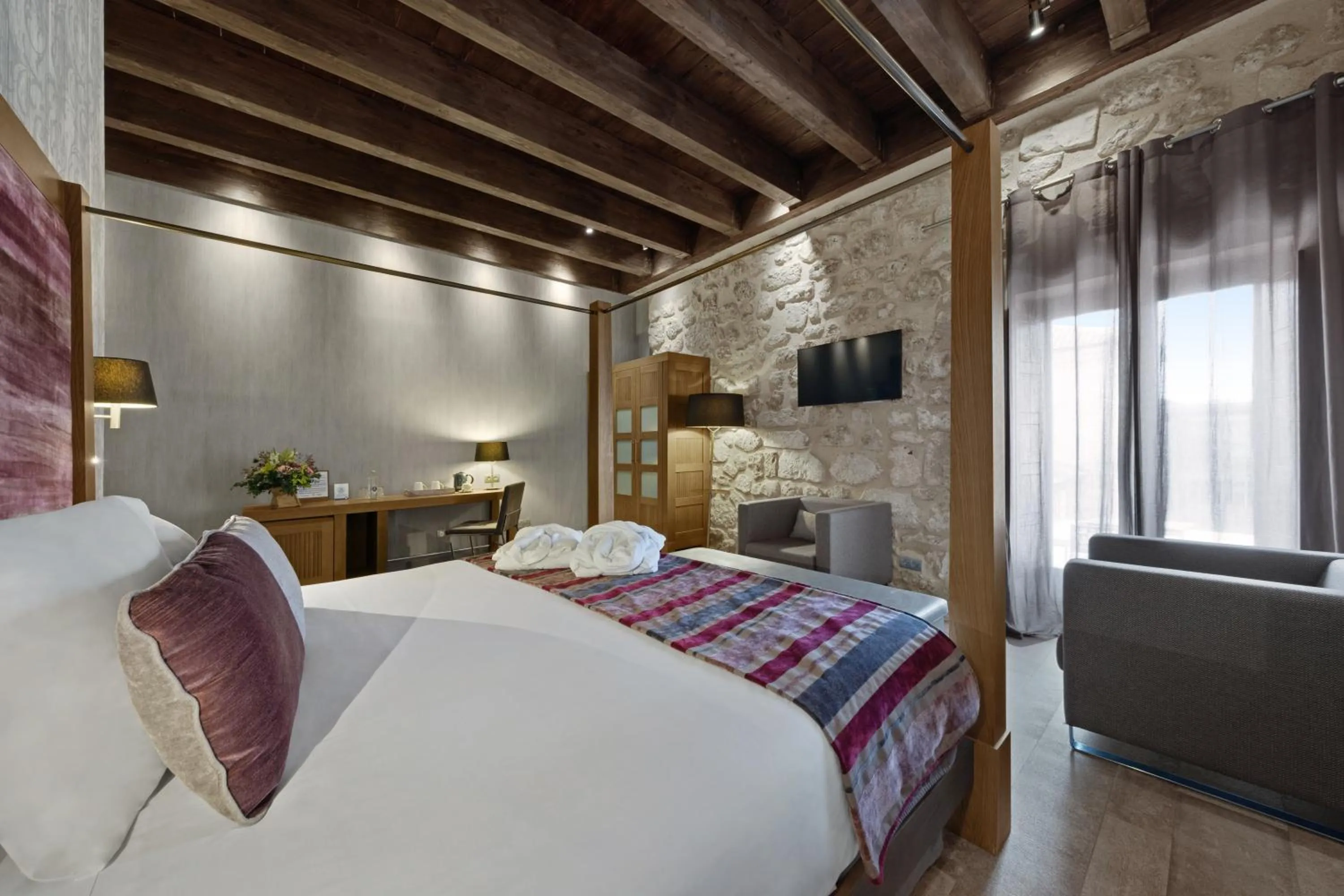 Photo of the whole room, Bed in Castilla Termal Monasterio de Valbuena - Small Luxury Hotels