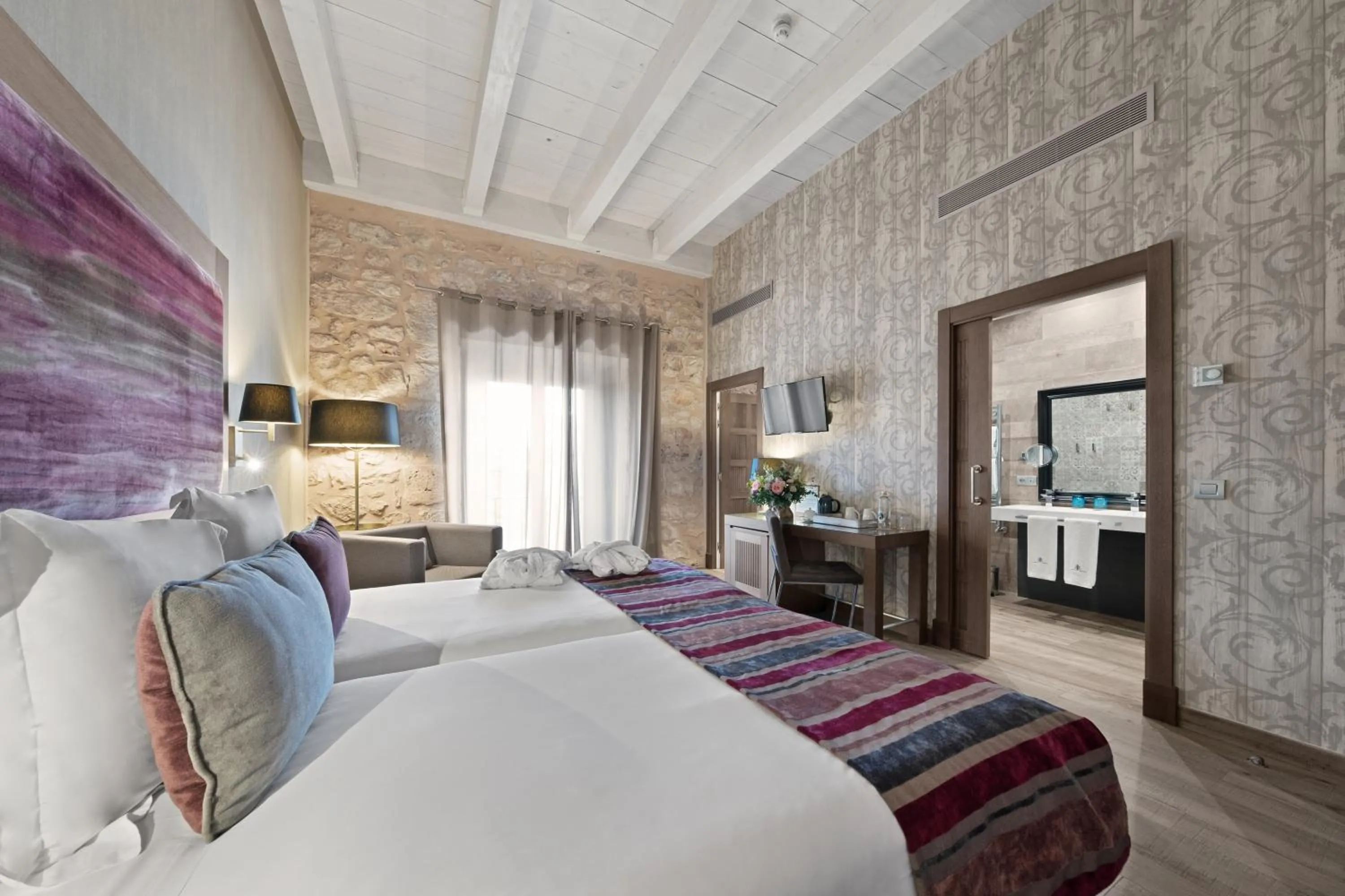 Bathroom, Bed in Castilla Termal Monasterio de Valbuena - Small Luxury Hotels