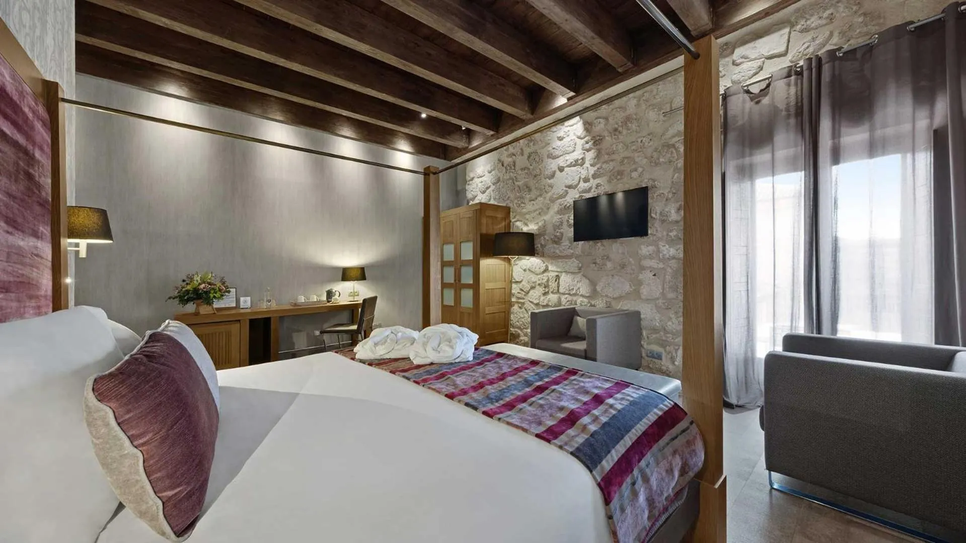Photo of the whole room, Bed in Castilla Termal Monasterio de Valbuena - Small Luxury Hotels